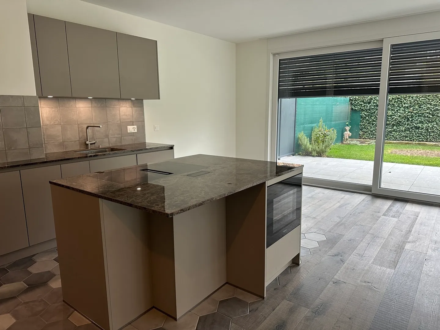 Garden-level apartment in a small condominium - Photo 4 of 10