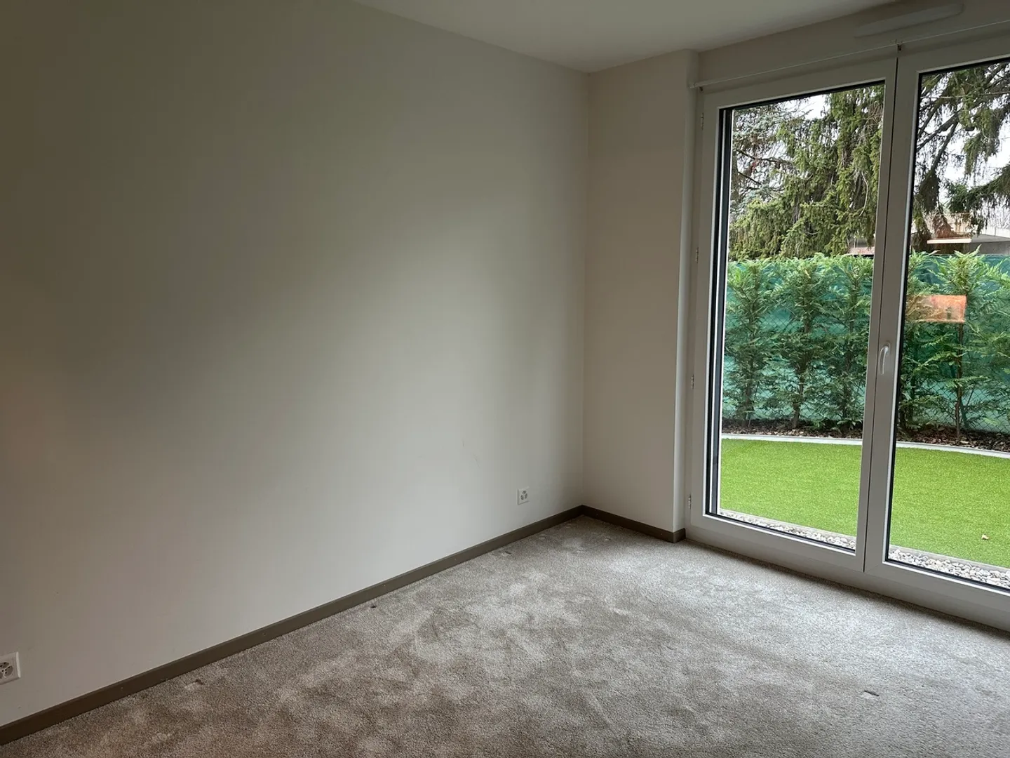 Garden-level apartment in a small condominium - Photo 6 of 10