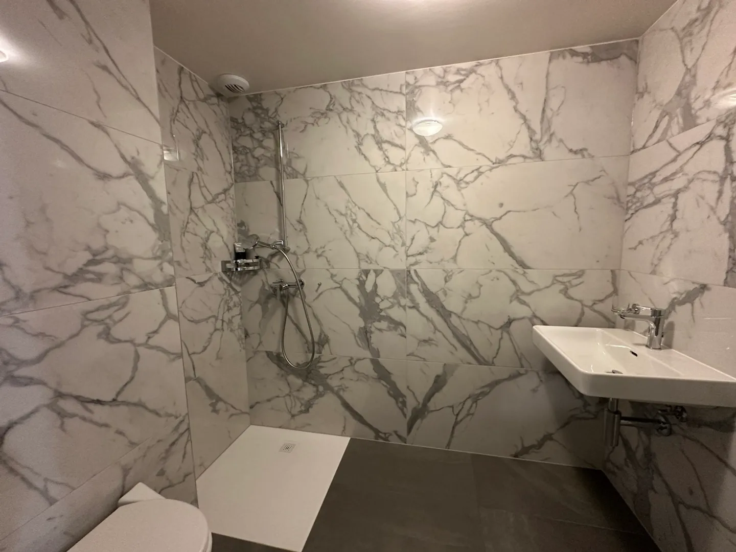 Garden-level apartment in a small condominium - Photo 10 of 10