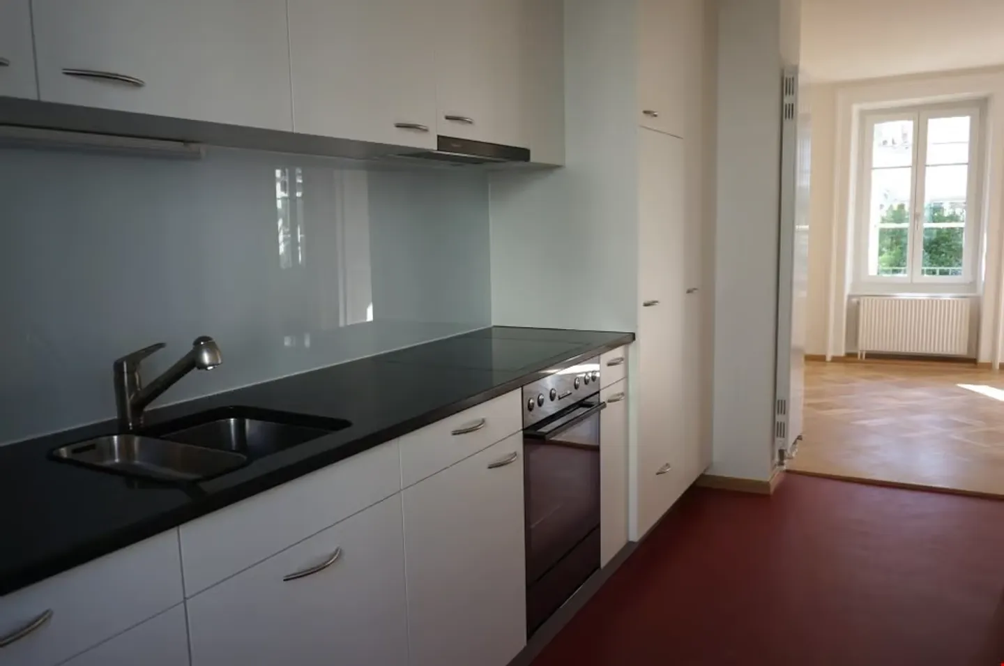 Appartement ancien rénové de 3 pièces avec balcon - Photo 4 sur 13