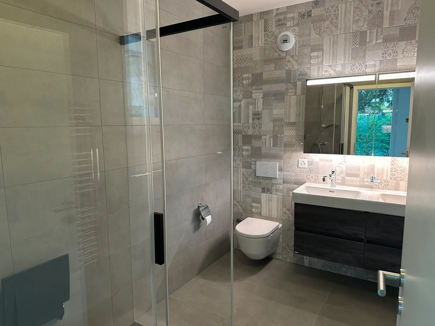 Garden-level apartment in a small condominium - Photo 7 of 10