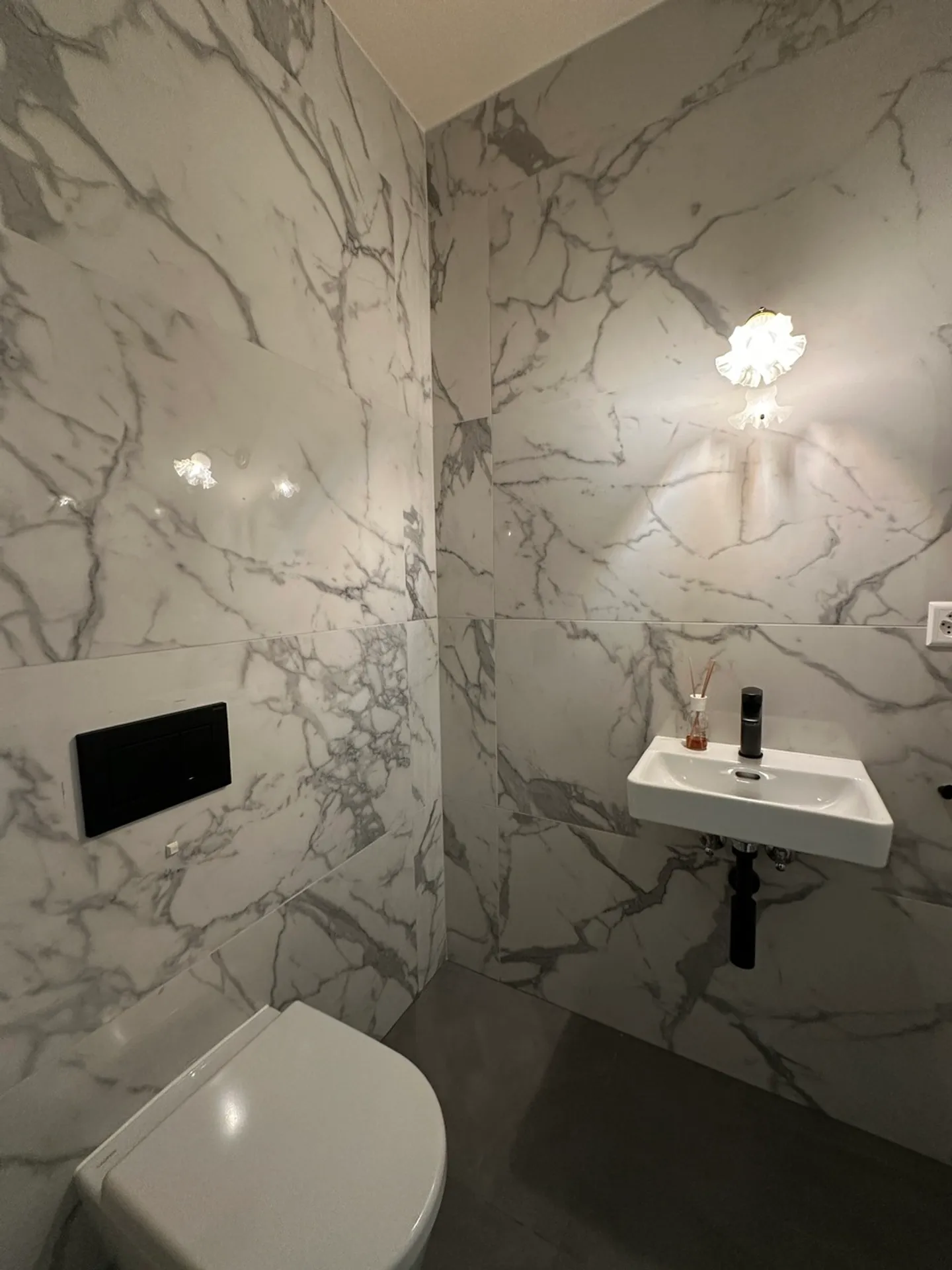 Garden-level apartment in a small condominium - Photo 8 of 10