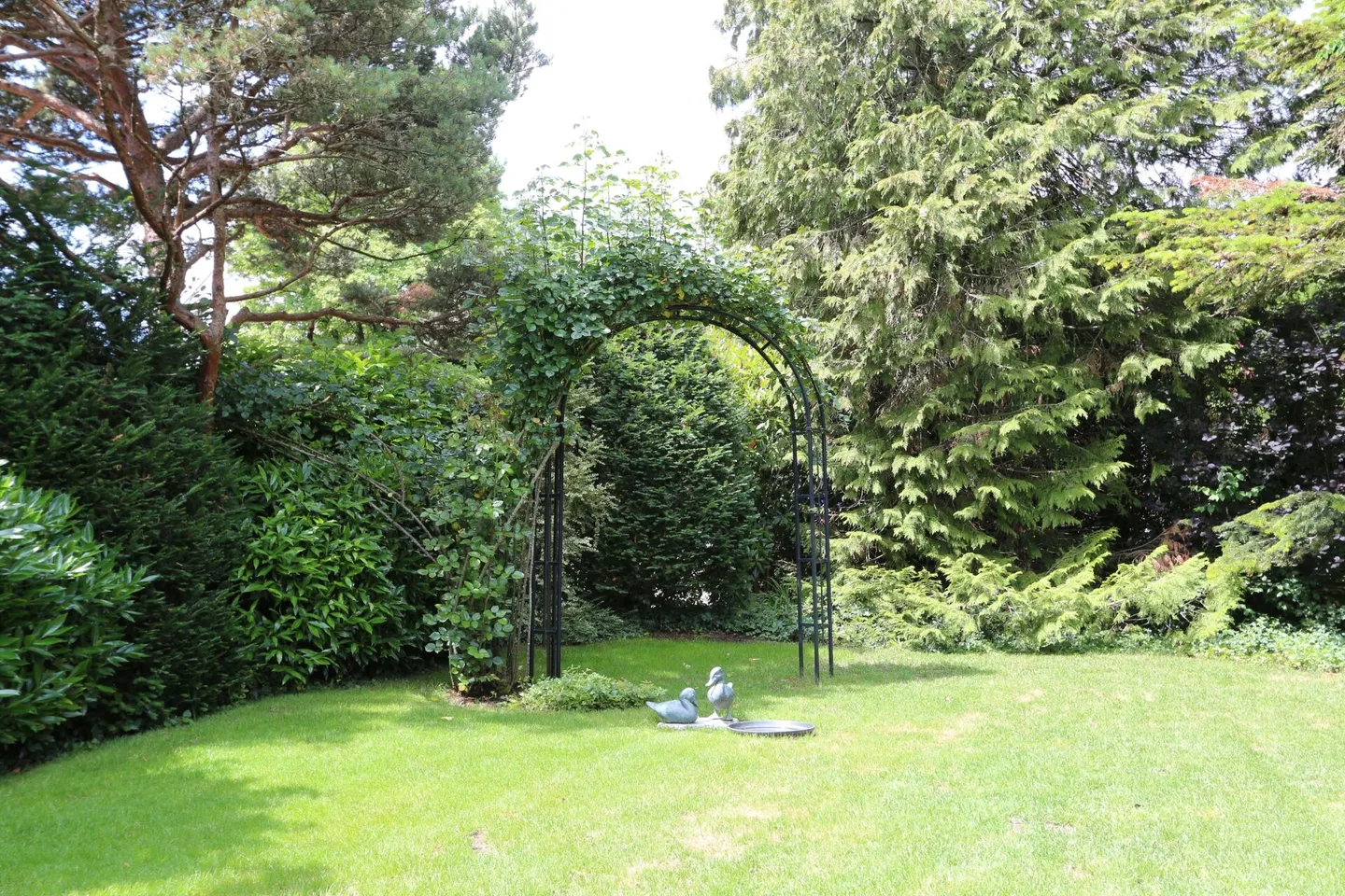 Une oasis verte dans un emplacement recherché - Photo 4 sur 24