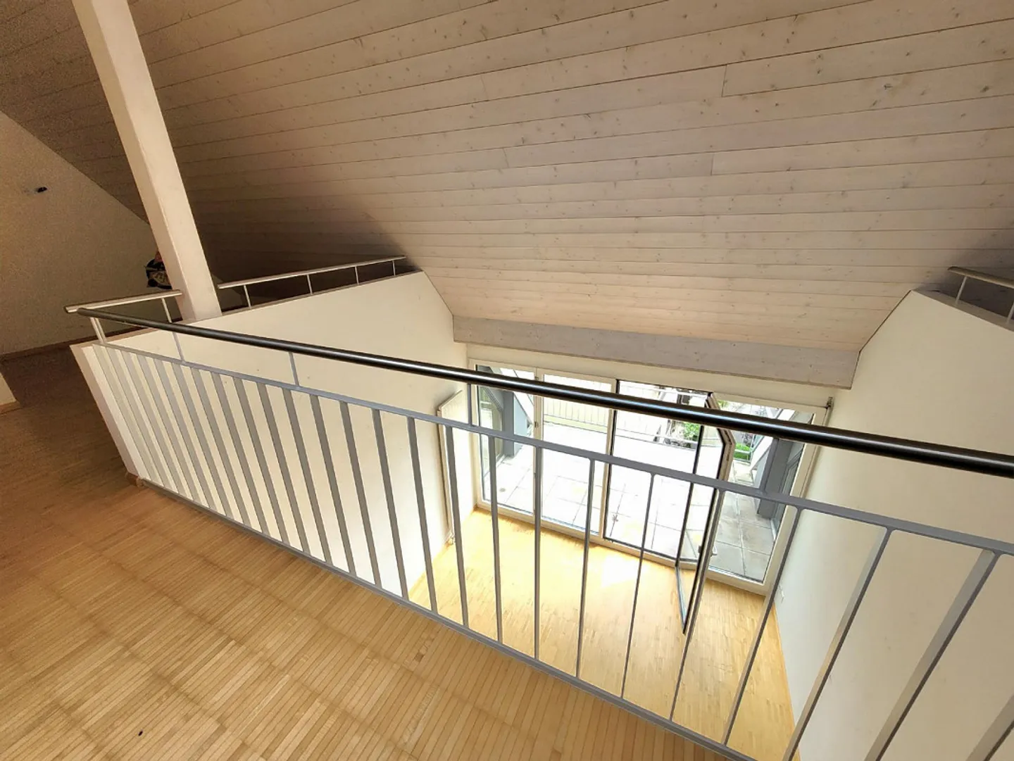 Moderno appartamento duplex di 3,5 stanze con giardino d'inverno ad Aesch - Foto 4 di 5
