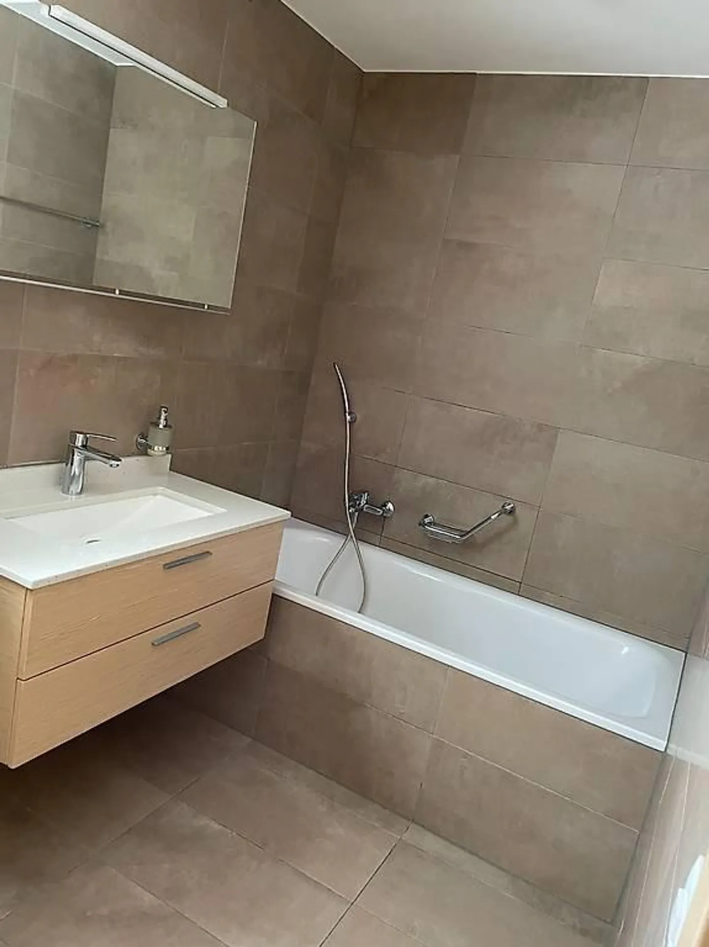 3,5-Zimmer-Wohnung mit großem Garten für 2500fr - Foto 3 von 5