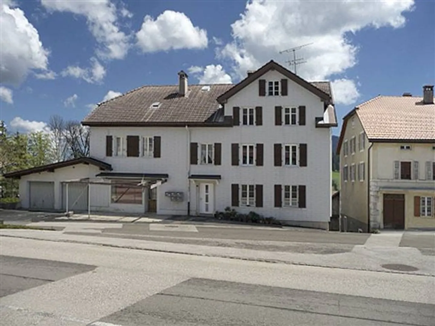 Faites une offre pour ce bâtiment avec 4 appartements, studio, avec une petite maison individuelle, 2 garages - Photo 1 sur 13