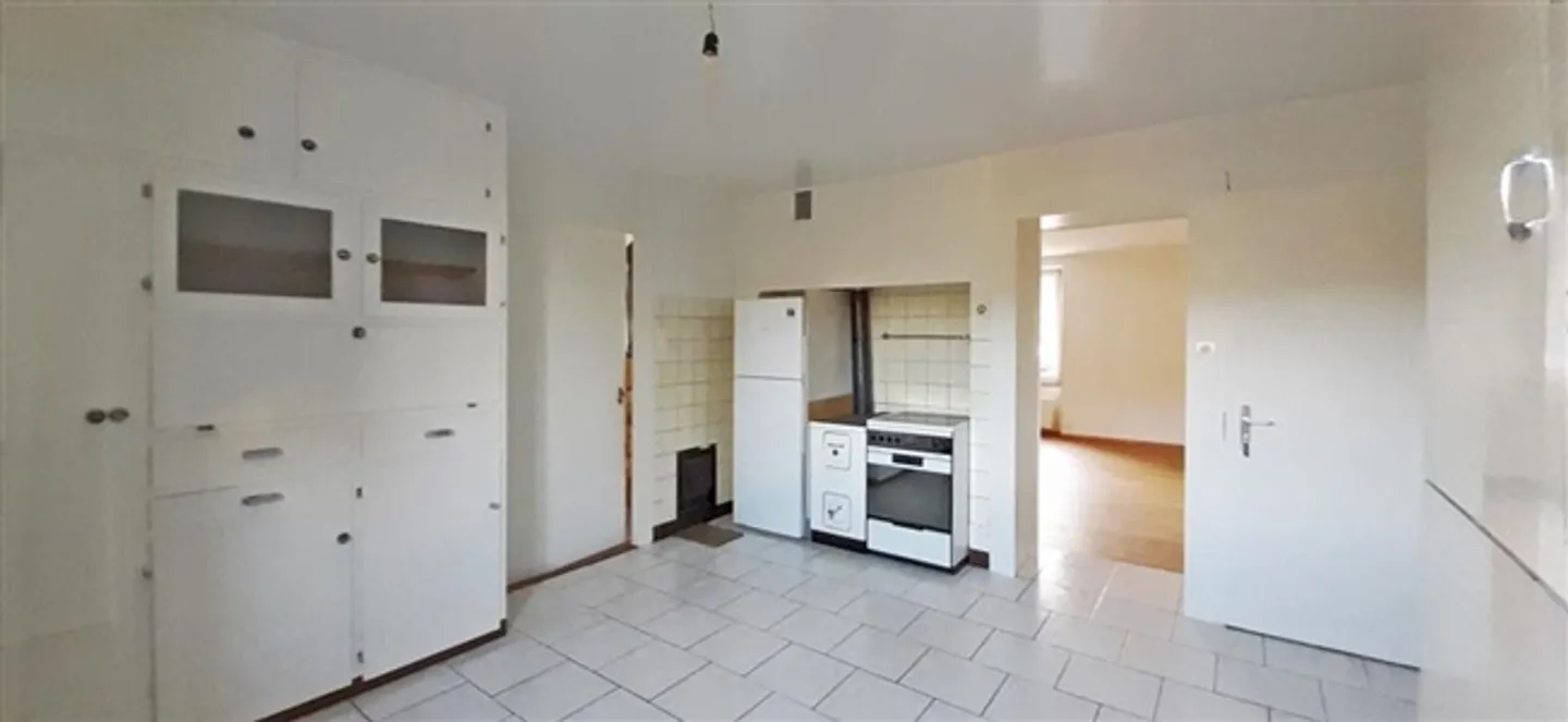 Faites une offre pour ce bâtiment avec 4 appartements, studio, avec une petite maison individuelle, 2 garages - Photo 9 sur 13