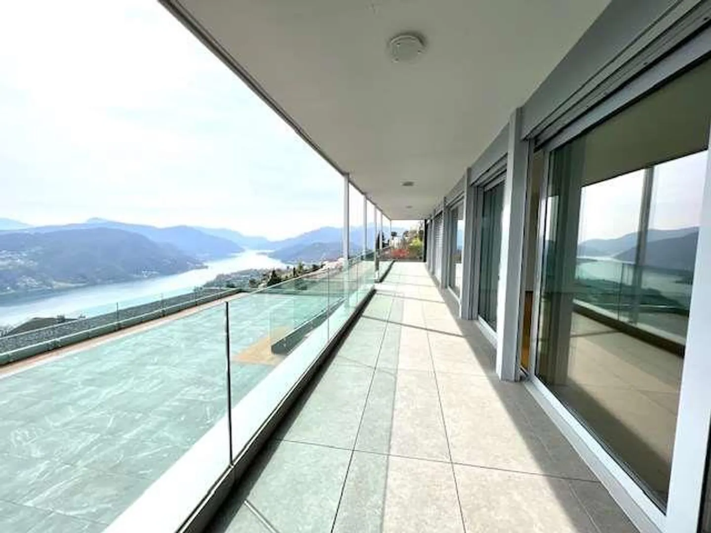 Magnifico appartamento di 4,5 stanze con vista su tre laghi - Foto 9 di 13