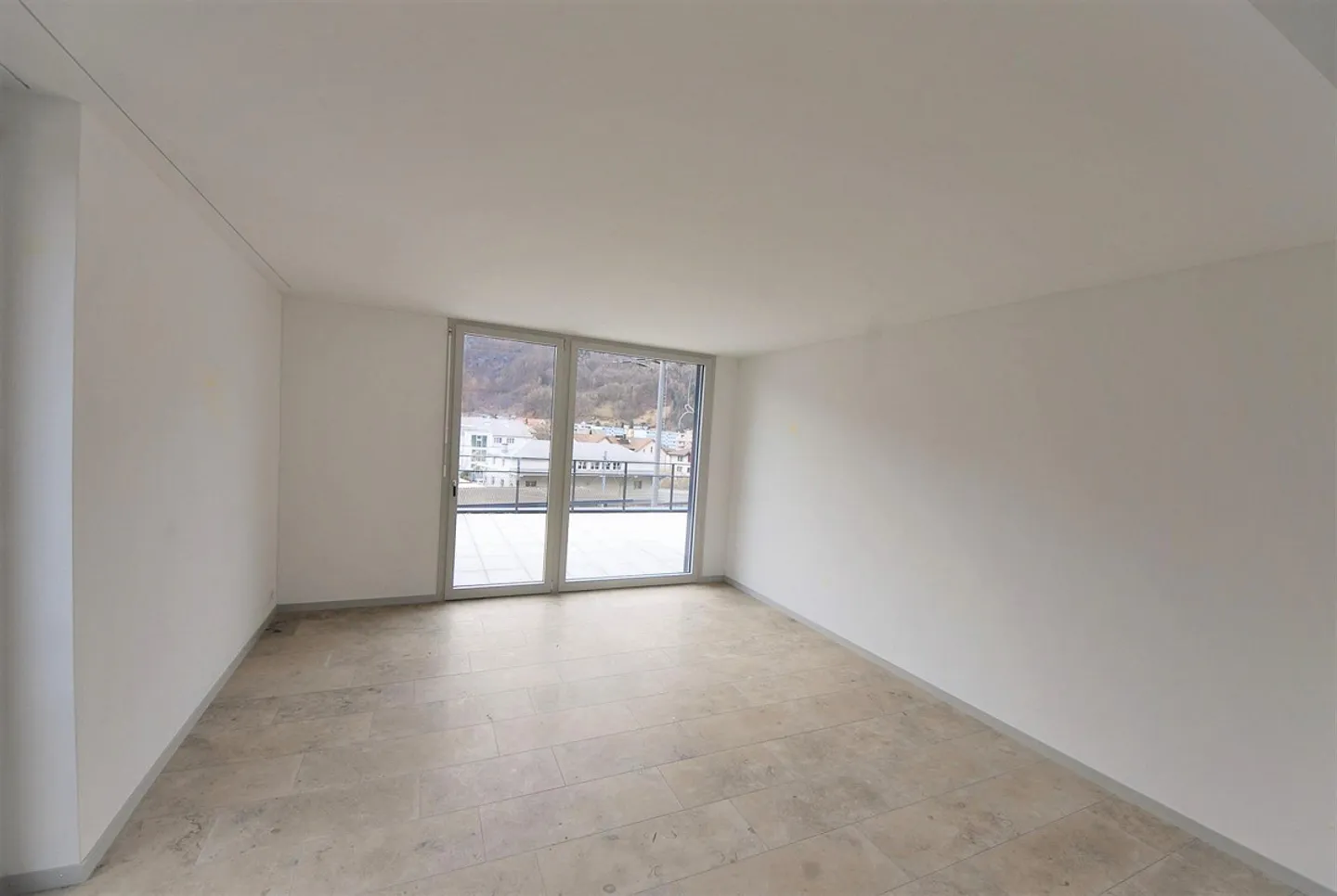 Appartement Attique Moderne dans un Bon Emplacement - Photo 3 sur 10