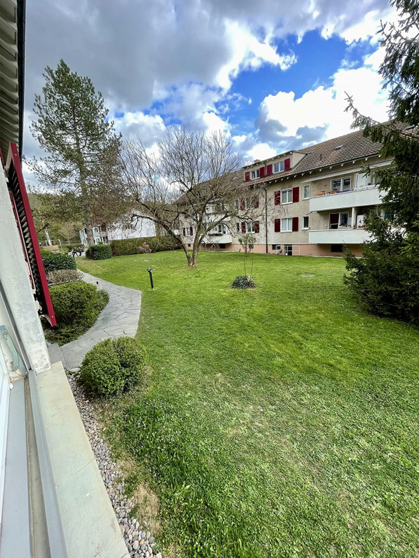 Appartamento 3,5 stanze appena ristrutturato in una posizione tranquilla a Riehen - Foto 1 di 10
