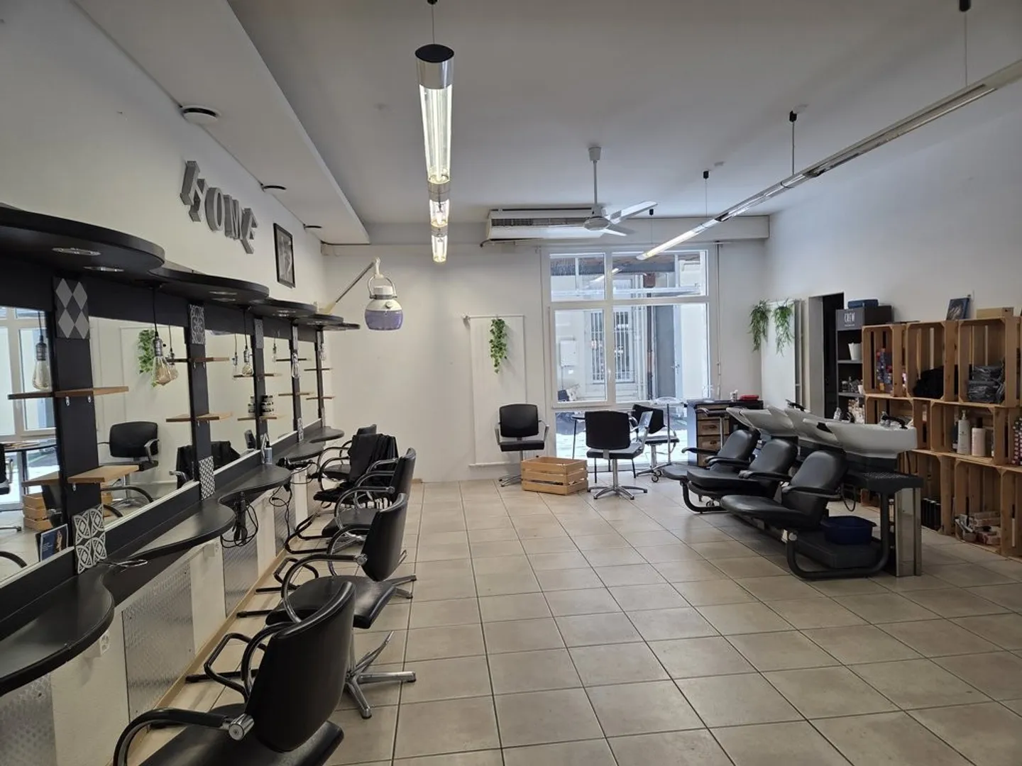 Local commercial de 75 m2 en centre-ville, polyvalent et lumineux - Photo 2 sur 9