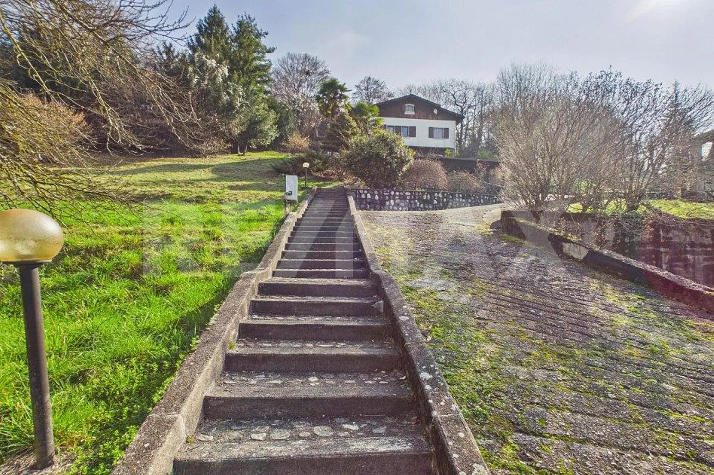 Belle et ensoleillée maison dans un emplacement panoramique (Italie) - Photo 3 sur 13
