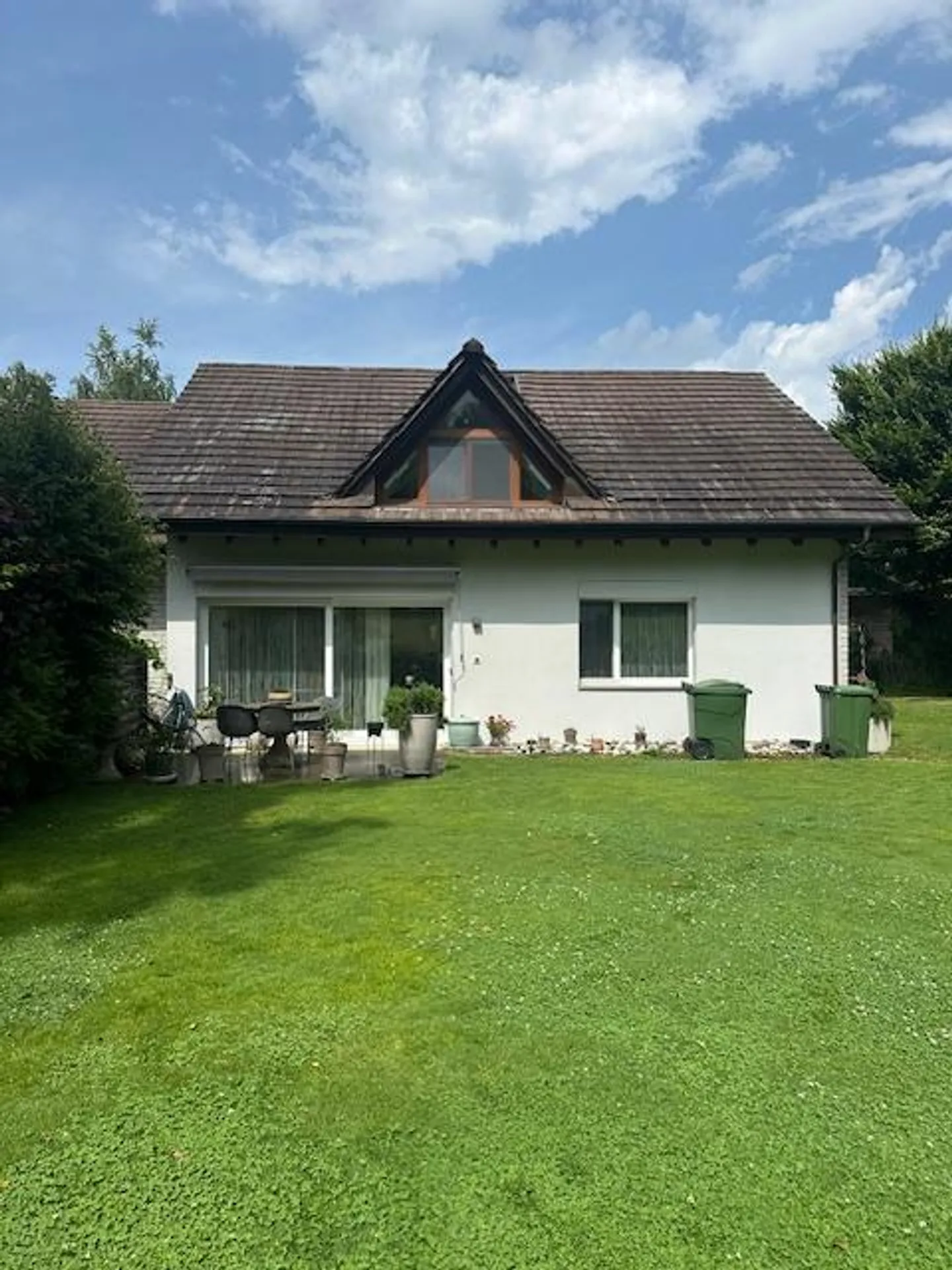 Ampia casa bifamiliare con laghetto e giardino - Foto 1 di 11