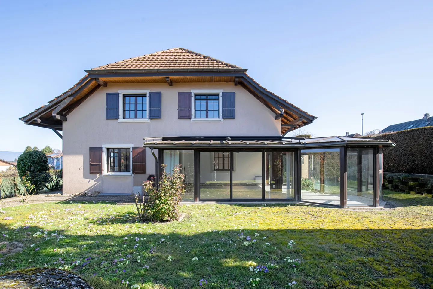 Villa Charmante avec Vue sur le Lac - Photo 1 sur 8