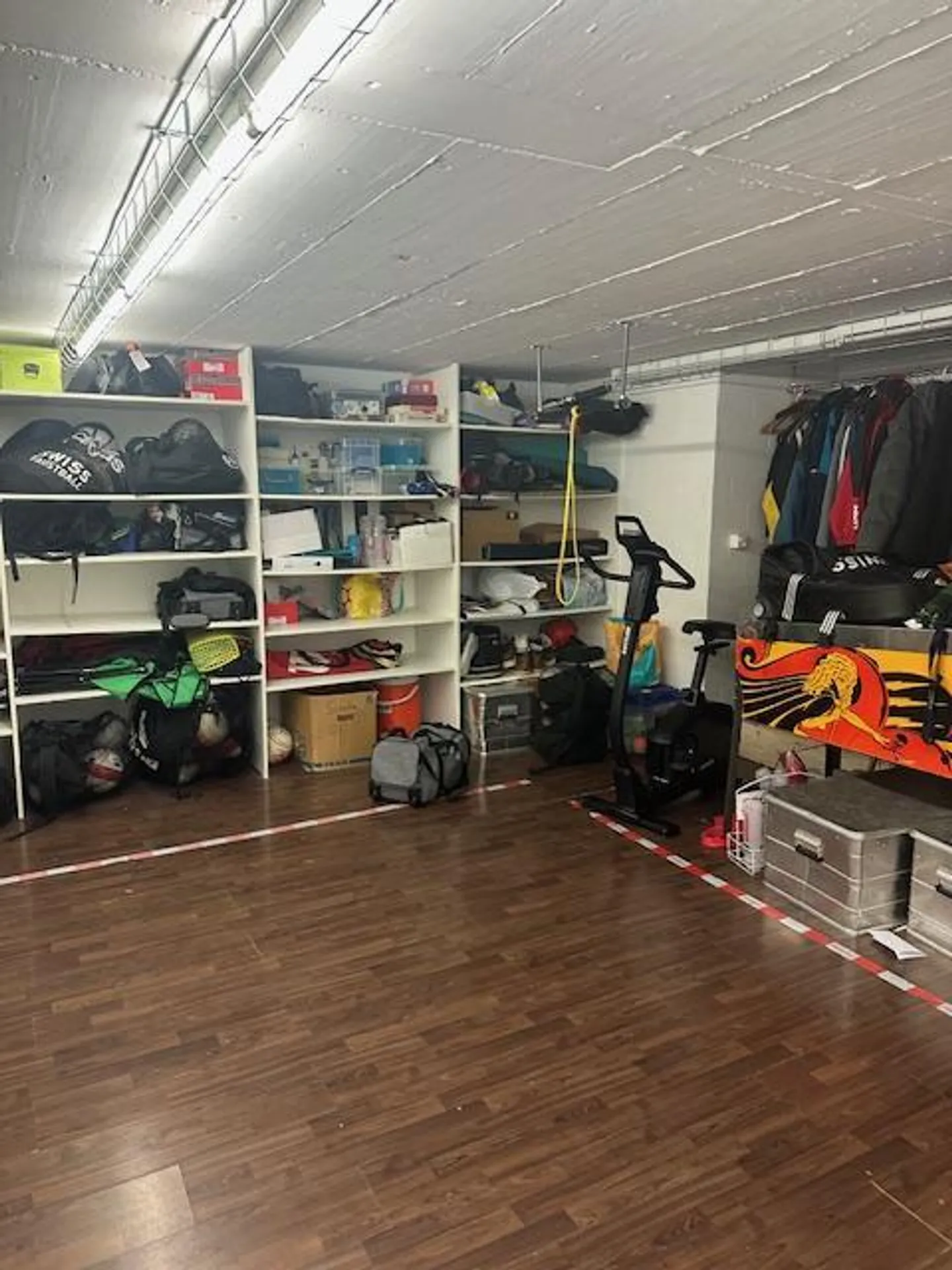 Ampia casa bifamiliare con laghetto e giardino - Foto 8 di 11