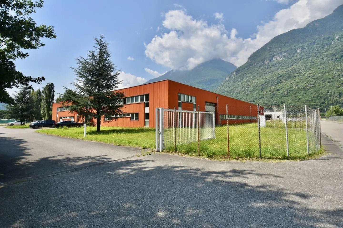 Industriegebäude - Foto 1 von 11