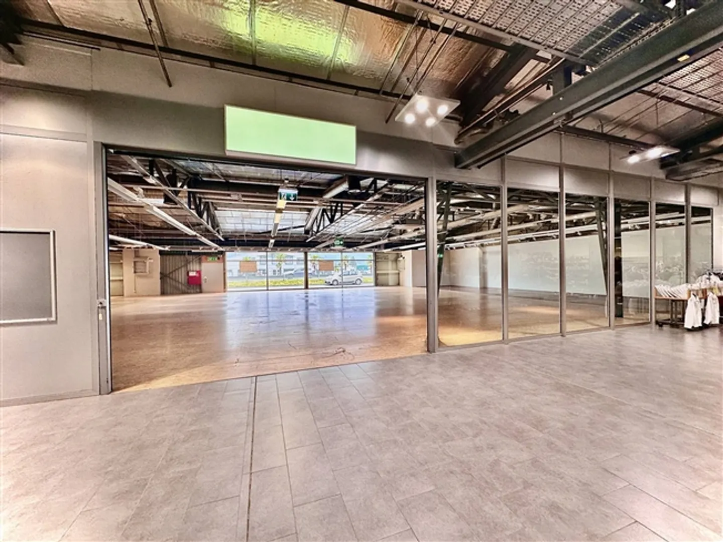 EXCLUSIF - Arcade, Showroom, locaux de 650 m2 à louer à Roche/Villeneuve - Photo 2 sur 5