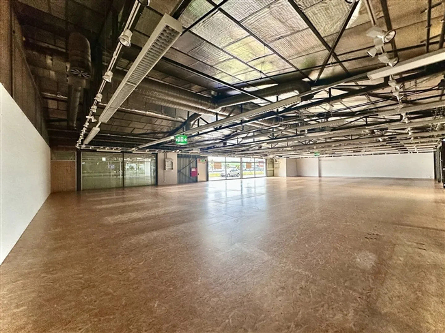 EXCLUSIF - Arcade, Showroom, locaux de 650 m2 à louer à Roche/Villeneuve - Photo 5 sur 5