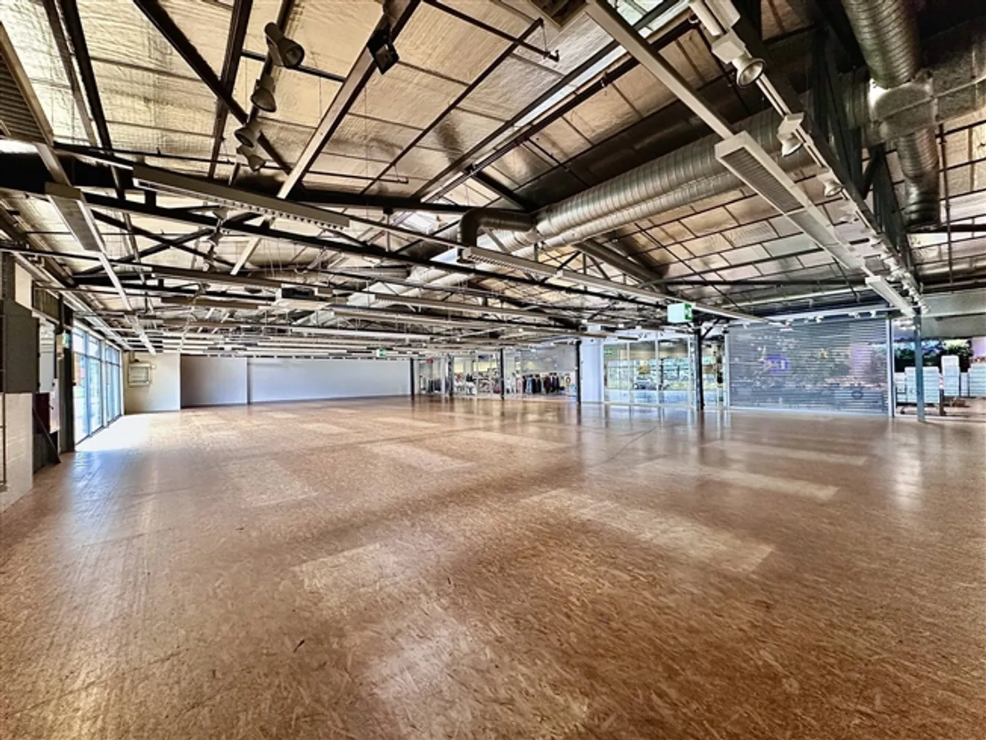 EXCLUSIF - Arcade, Showroom, locaux de 650 m2 à louer à Roche/Villeneuve - Photo 1 sur 5