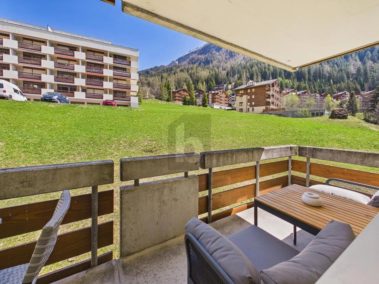 POSIZIONE SOLEGGIATA CON VISTA SULLE MONTAGNE - Foto 1 di 5