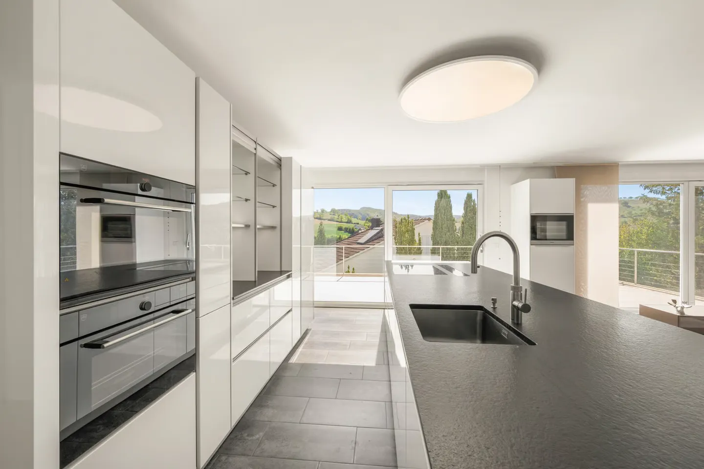 Maison individuelle moderne avec vue dégagée et espace généreux - Photo 2 sur 13