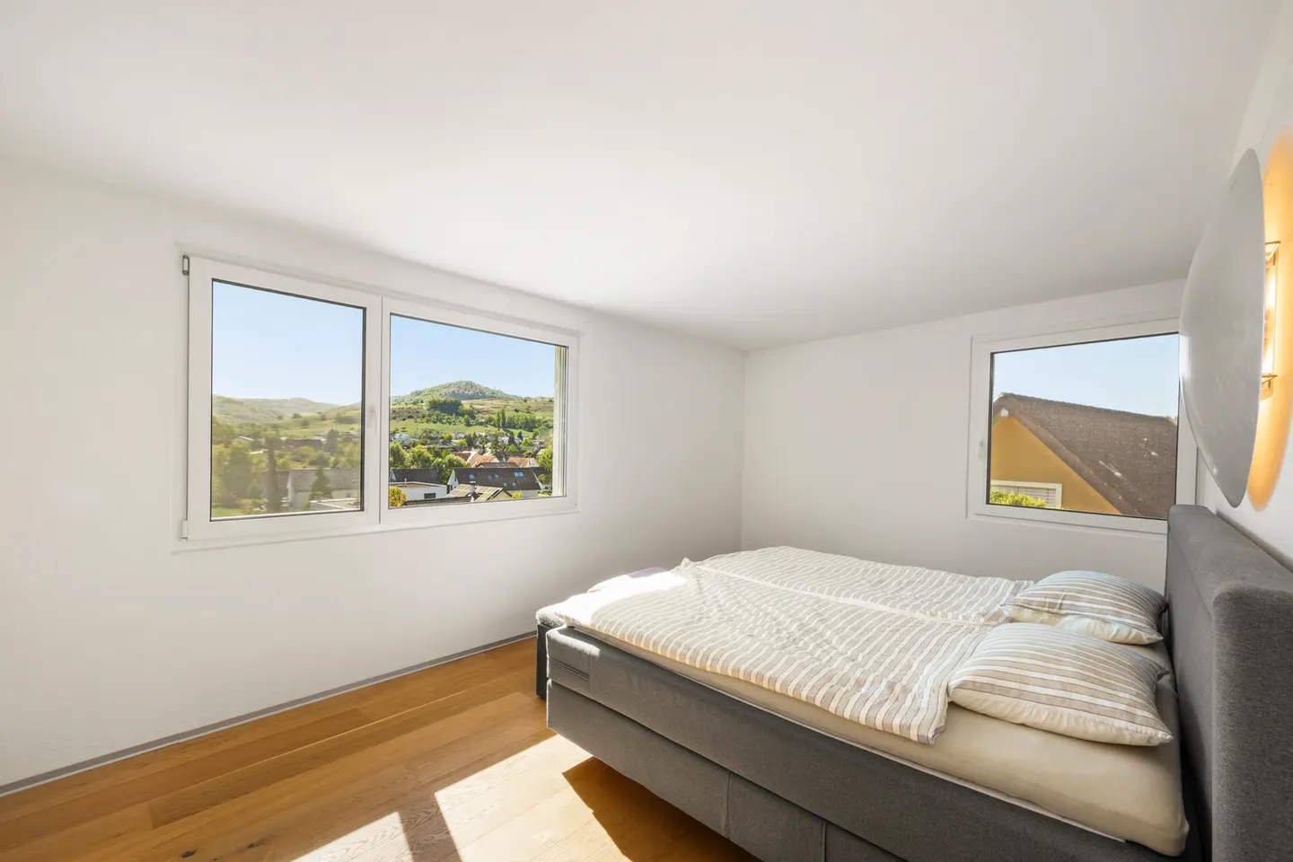 Maison individuelle moderne avec vue dégagée et espace généreux - Photo 9 sur 13