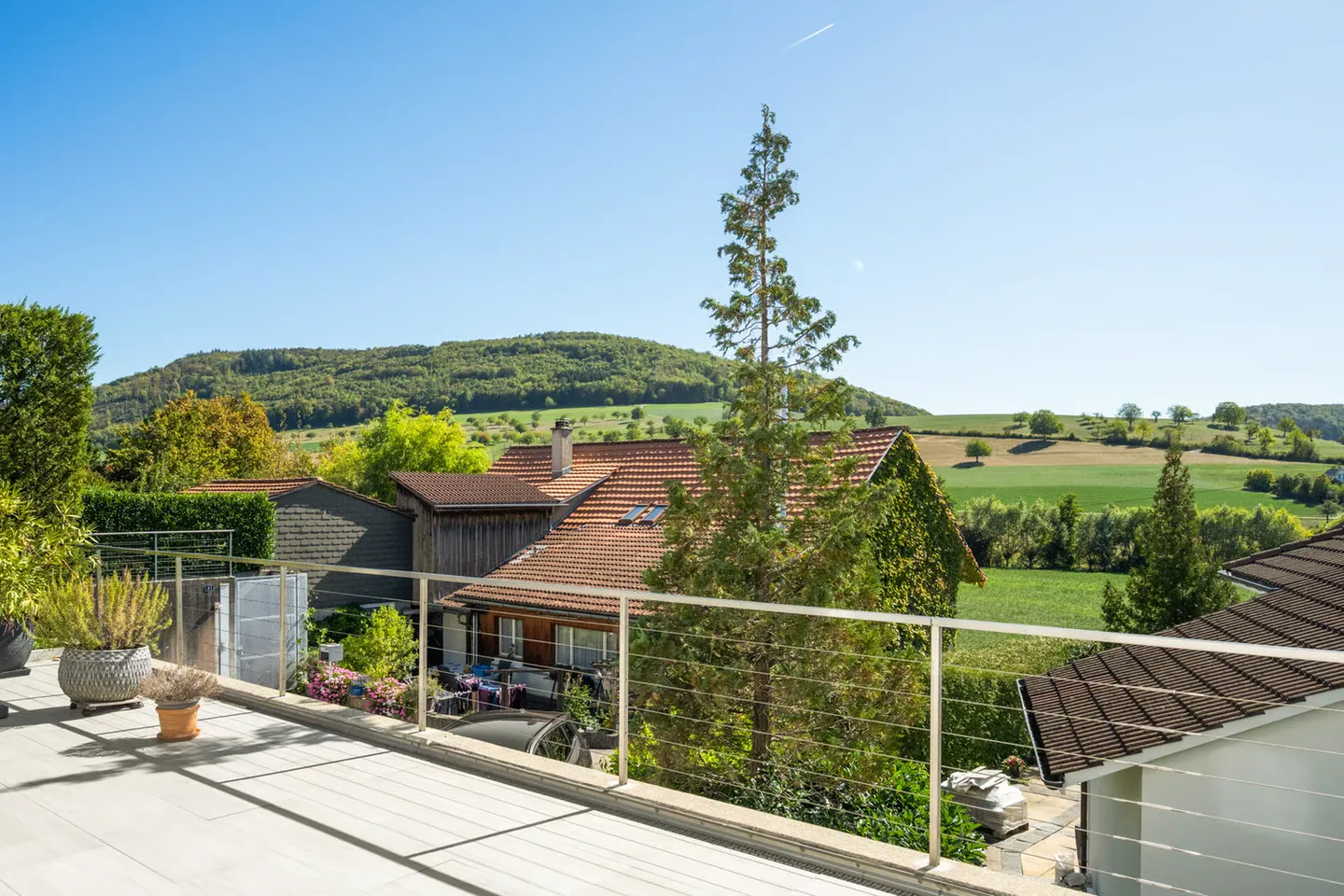 Maison individuelle moderne avec vue dégagée et espace généreux - Photo 5 sur 13