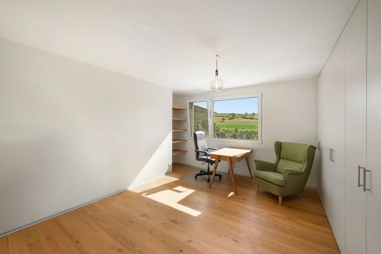 Maison individuelle moderne avec vue dégagée et espace généreux - Photo 7 sur 13
