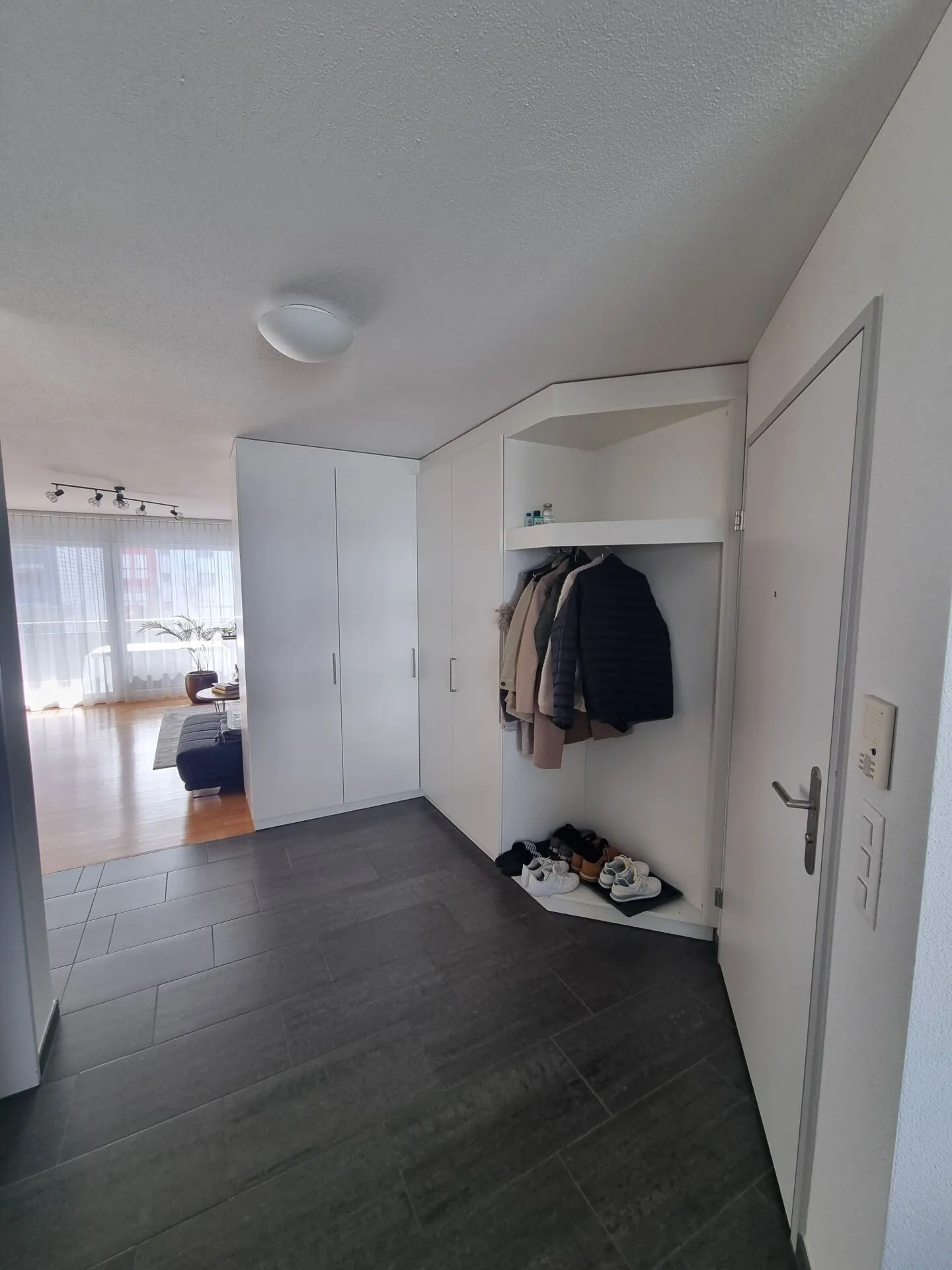 Geräumige Wohnung mit Balkon - Foto 2 von 8