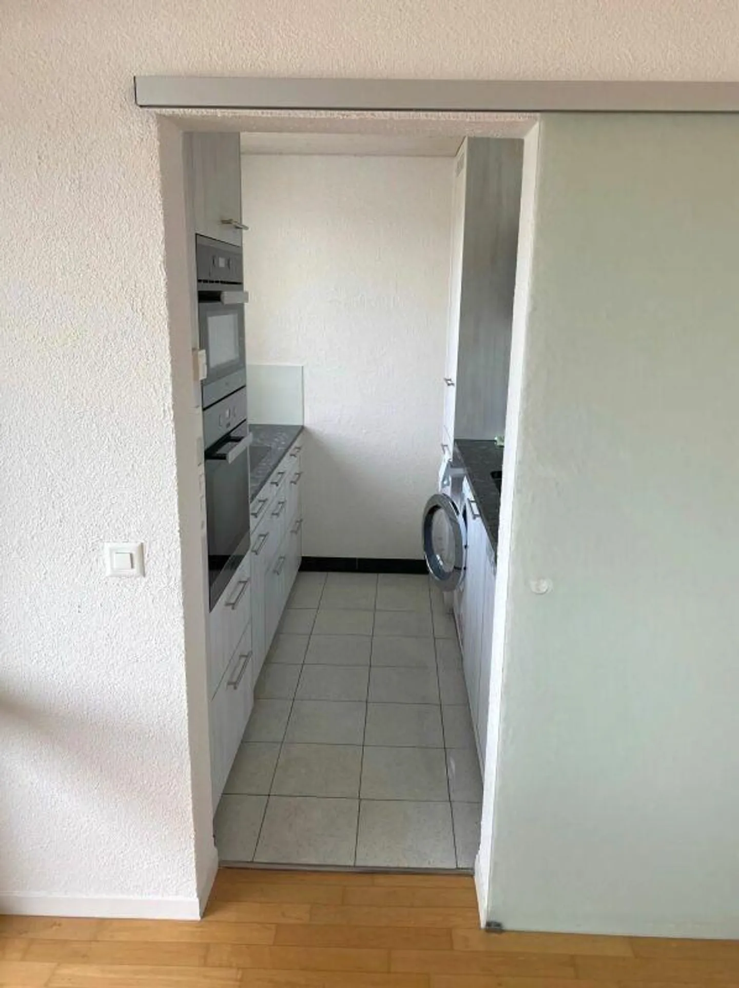 Au-dessus des toits de Windisch : Appartement rénové de 2,5 pièces au 15ème étage - Photo 7 sur 14