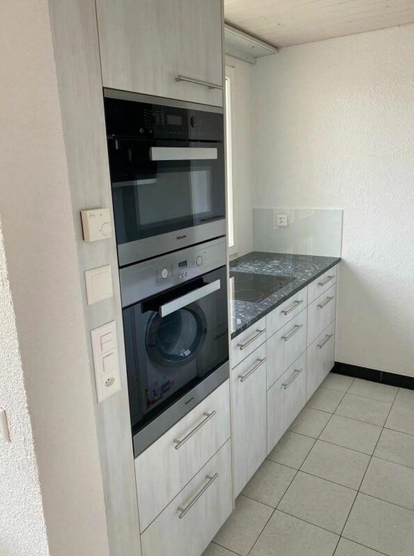 Au-dessus des toits de Windisch : Appartement rénové de 2,5 pièces au 15ème étage - Photo 8 sur 14