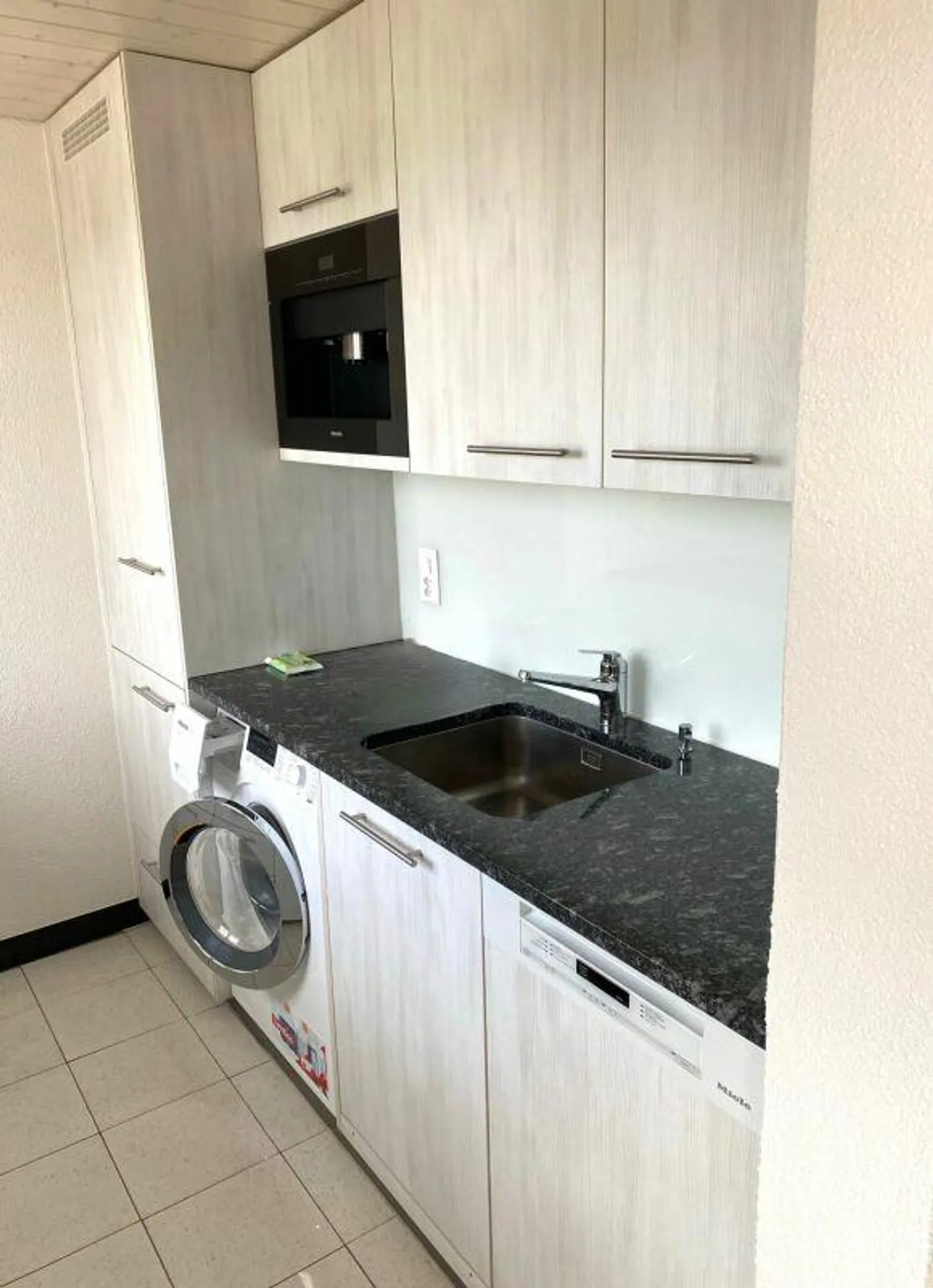 Au-dessus des toits de Windisch : Appartement rénové de 2,5 pièces au 15ème étage - Photo 9 sur 14