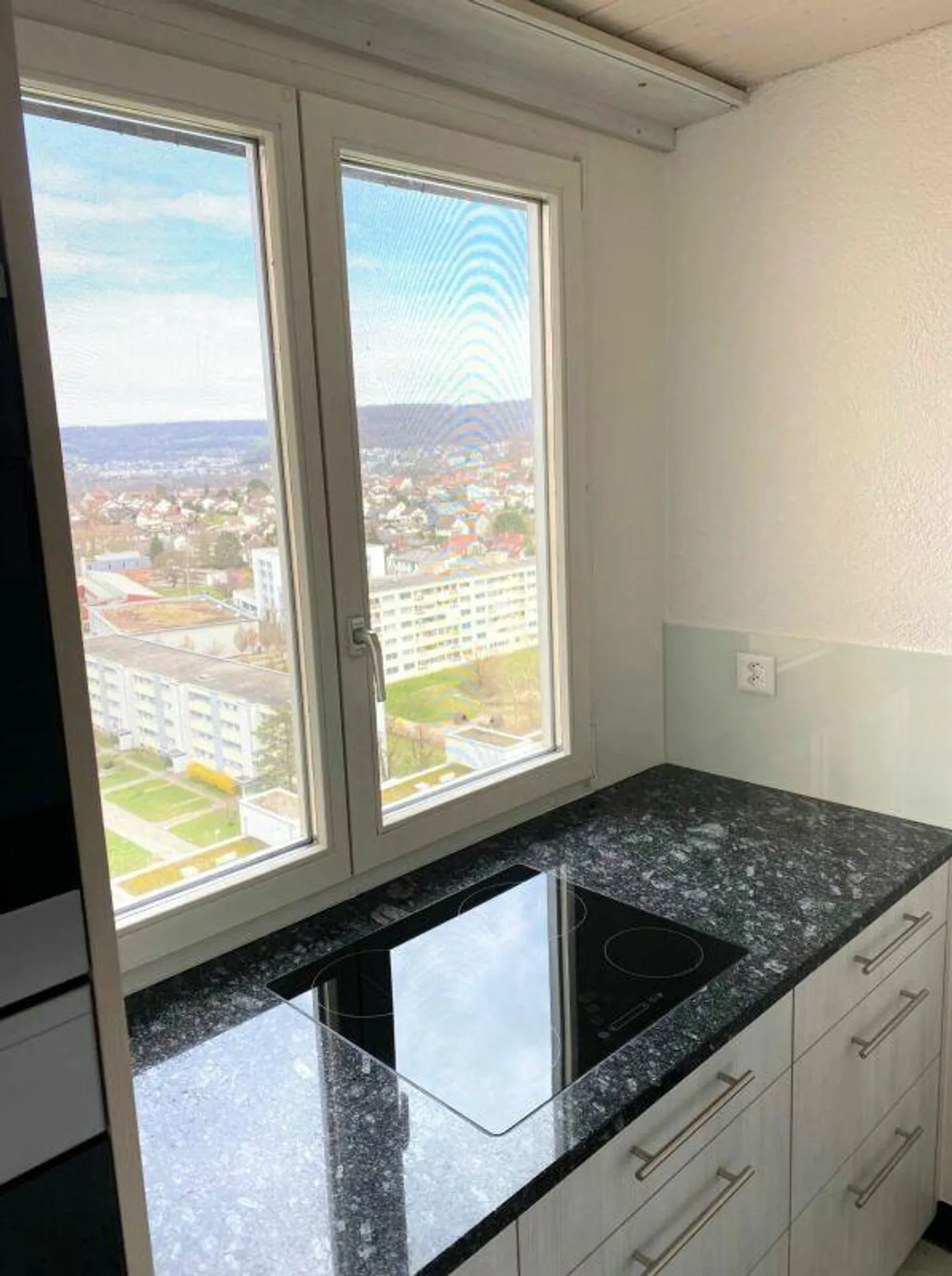 Au-dessus des toits de Windisch : Appartement rénové de 2,5 pièces au 15ème étage - Photo 10 sur 14