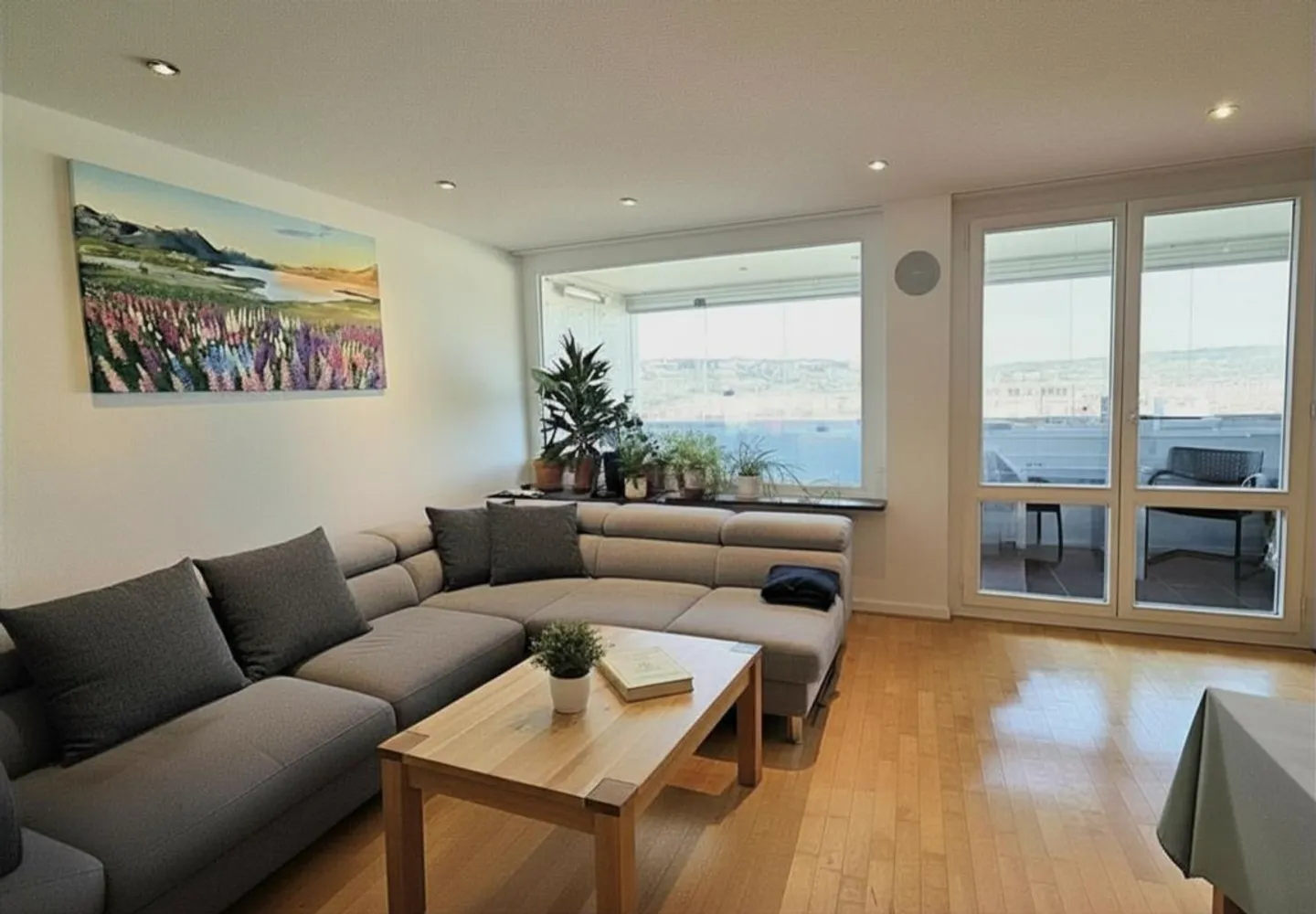 Au-dessus des toits de Windisch : Appartement rénové de 2,5 pièces au 15ème étage - Photo 3 sur 14