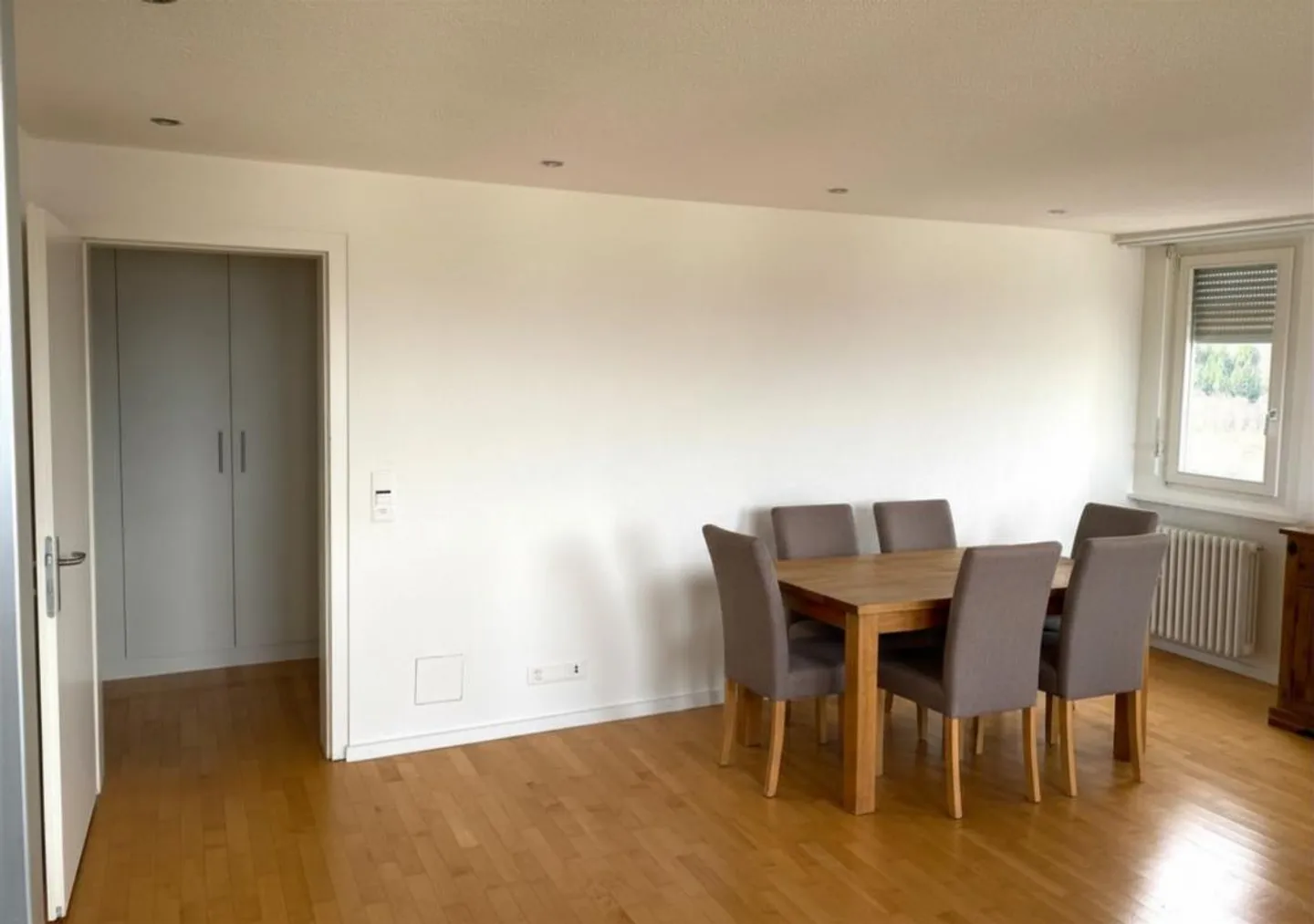 Au-dessus des toits de Windisch : Appartement rénové de 2,5 pièces au 15ème étage - Photo 4 sur 14