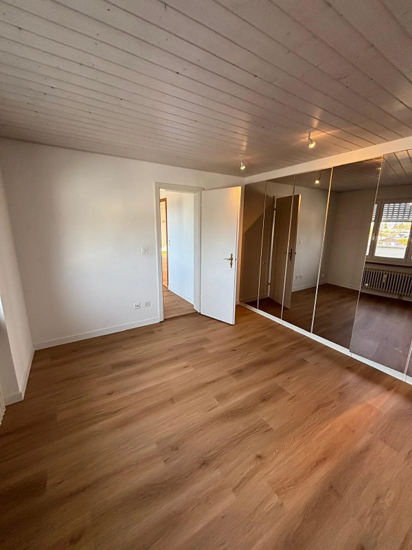 Geräumiges Penthouse mit Balkon - Foto 2 von 13