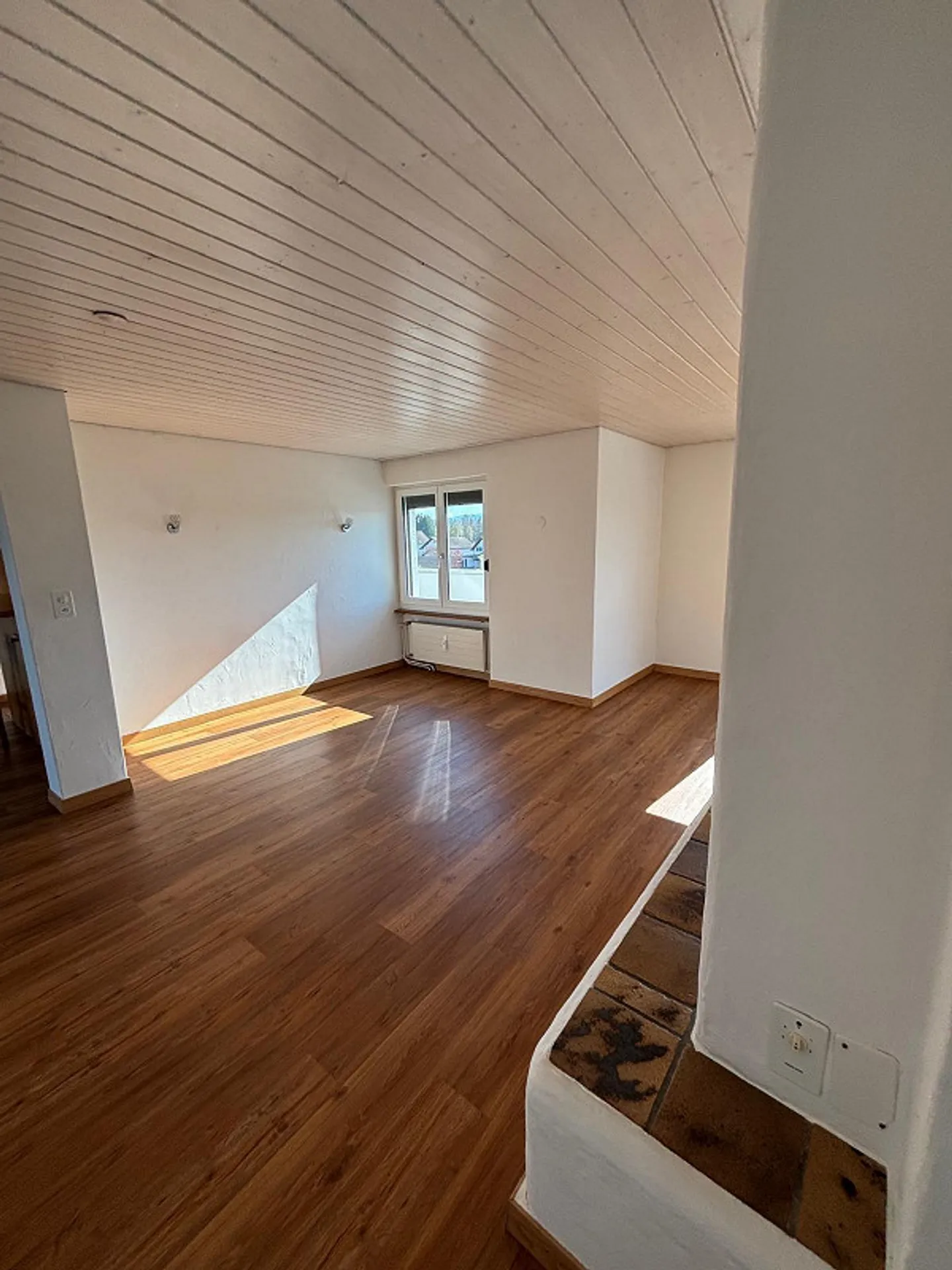 Geräumiges Penthouse mit Balkon - Foto 3 von 13