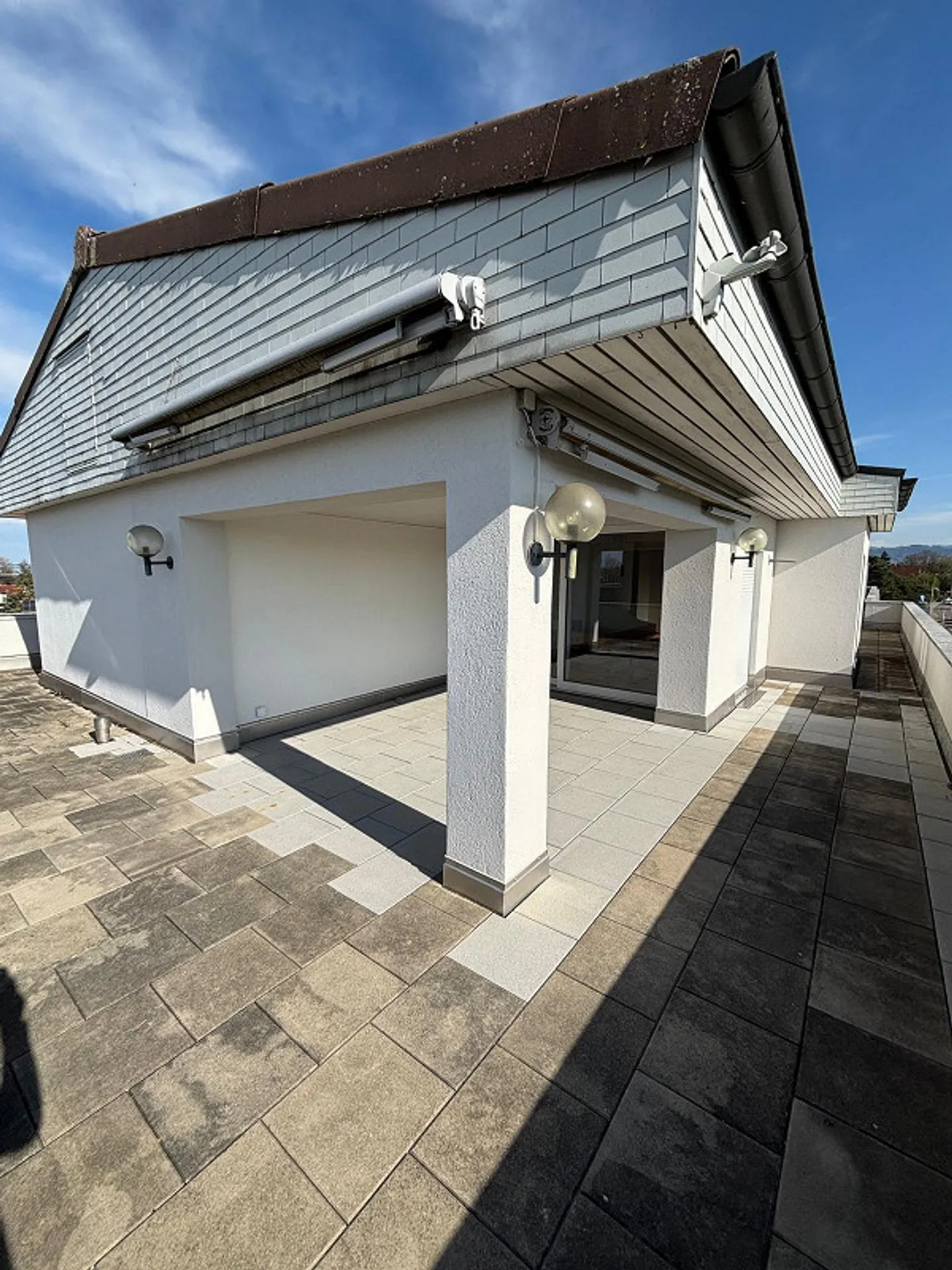 Geräumiges Penthouse mit Balkon - Foto 5 von 13