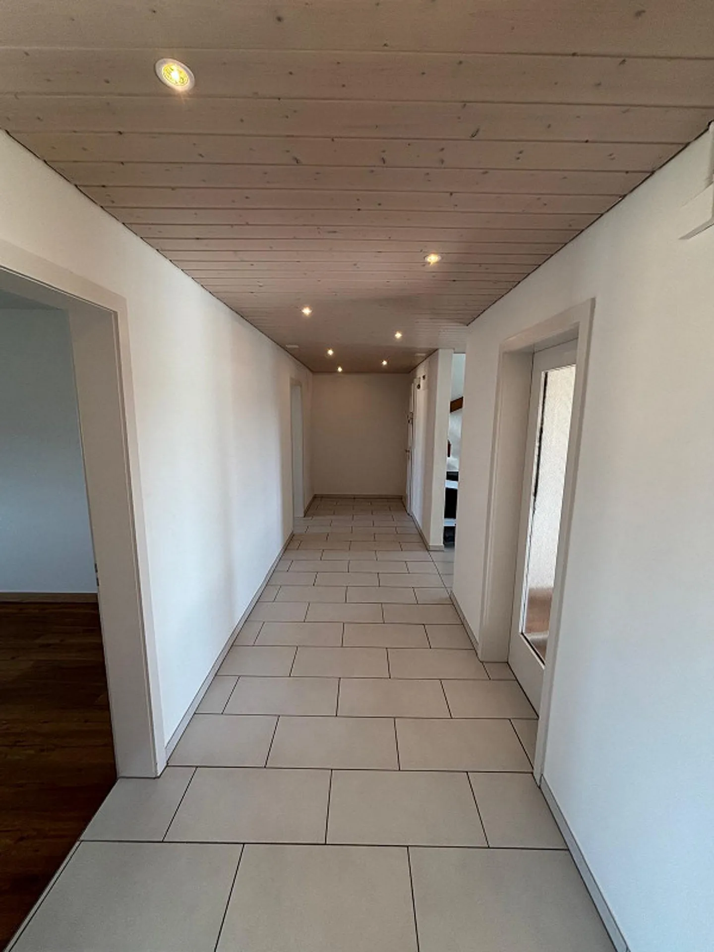 Geräumiges Penthouse mit Balkon - Foto 6 von 13