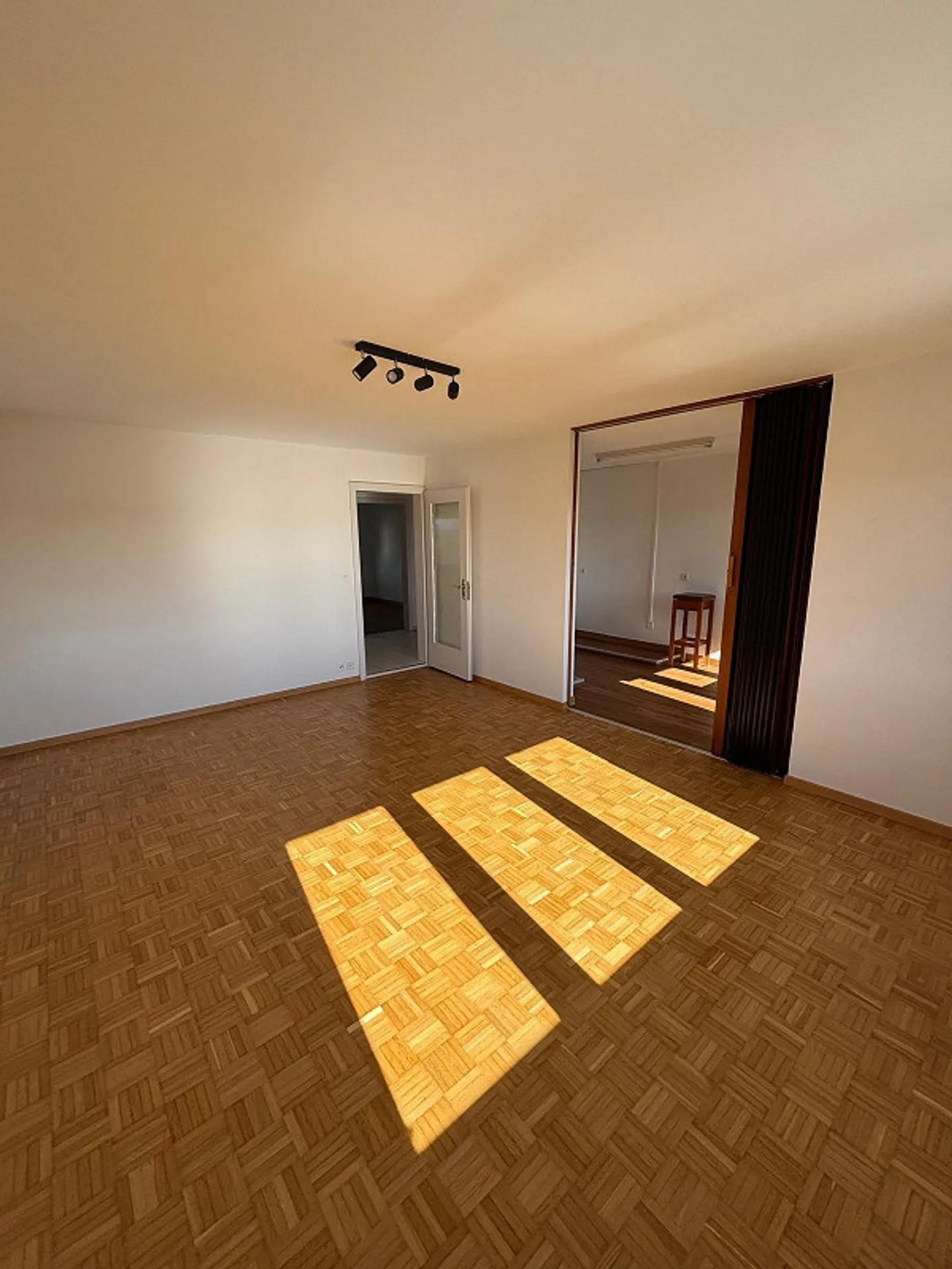 Geräumiges Penthouse mit Balkon - Foto 8 von 13