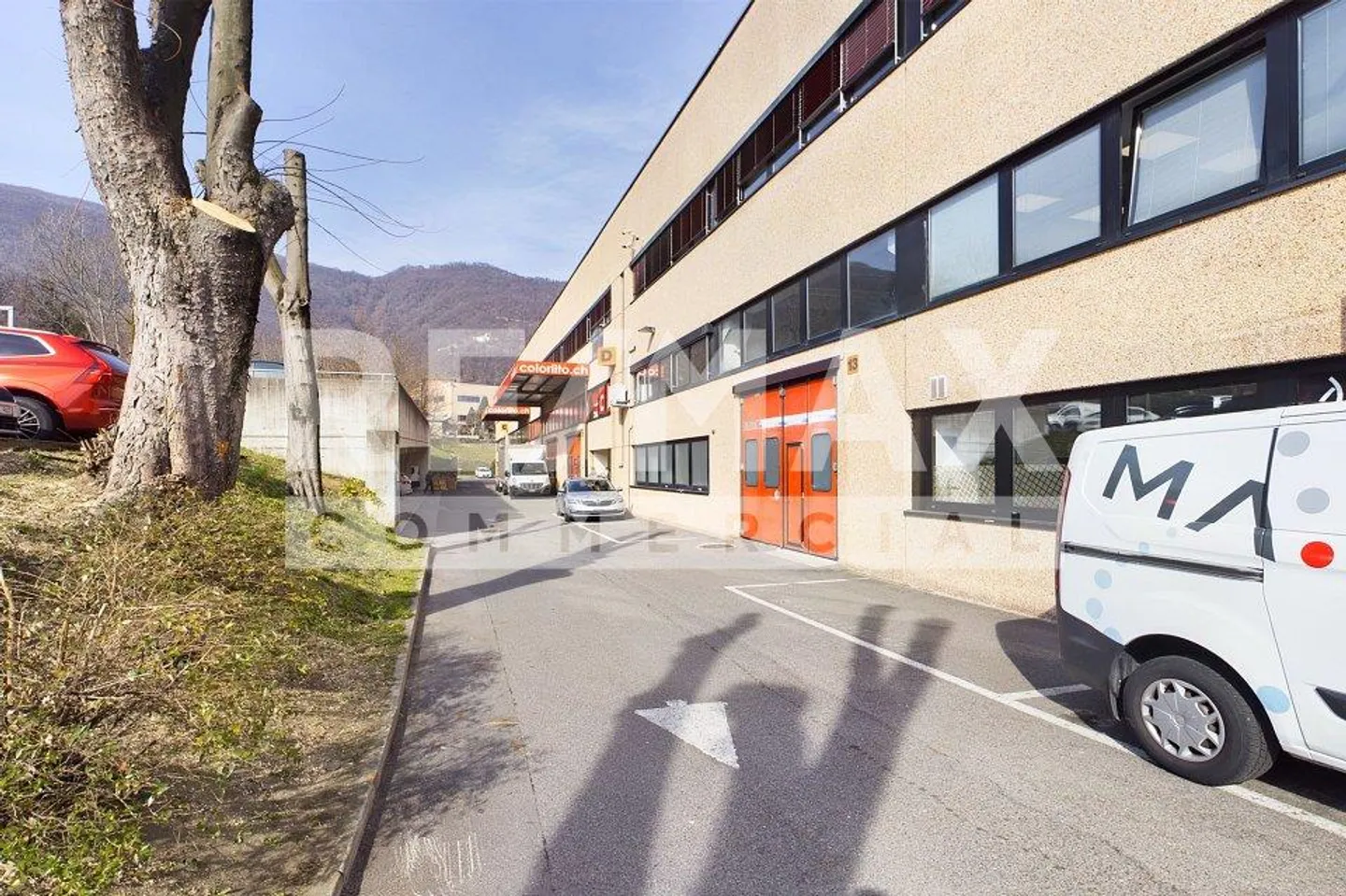 Spazio commerciale con uffici e magazzino - Foto 4 di 13