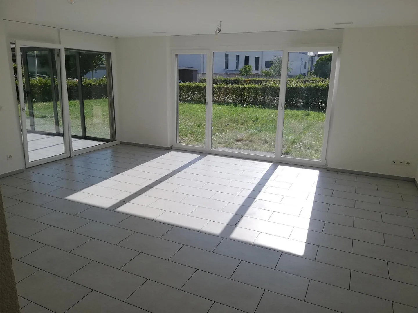 (-: Appartamento giardino 4,5 locali con giardino d'inverno incluso hobby room + posto auto sotterraneo - Foto 3 di 10