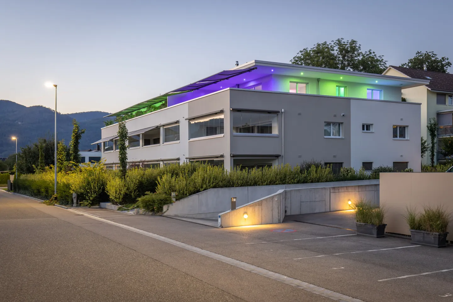 Appartement terrasse de 1,5 pièce, lumineux, moderne et de haute qualité, situé au calme au dernier étage, avec un jardin d'hiver de 9 m² offrant une vue dégagée à l'ouest (soleil du soir), 1 place de parking incluse et jardin commun avec protection visuelle complète - Photo 2 sur 98