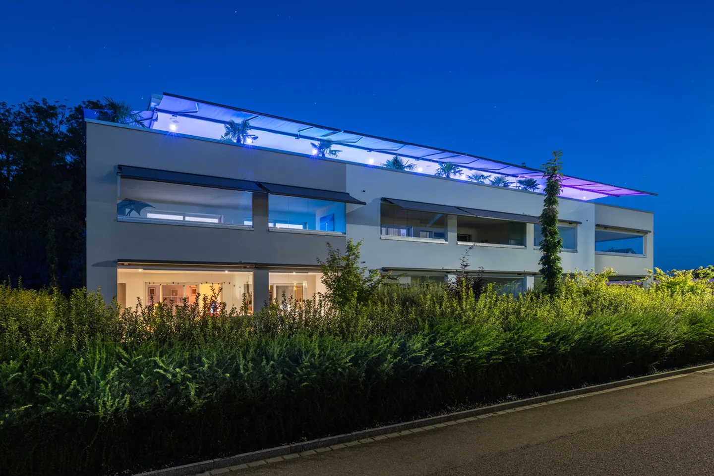 Appartement terrasse de 1,5 pièce, lumineux, moderne et de haute qualité, situé au calme au dernier étage, avec un jardin d'hiver de 9 m² offrant une vue dégagée à l'ouest (soleil du soir), 1 place de parking incluse et jardin commun avec protection visuelle complète - Photo 6 sur 98