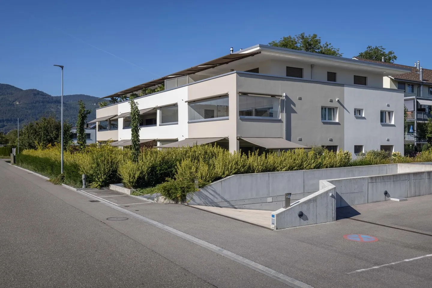 Appartement terrasse de 1,5 pièce, lumineux, moderne et de haute qualité, situé au calme au dernier étage, avec un jardin d'hiver de 9 m² offrant une vue dégagée à l'ouest (soleil du soir), 1 place de parking incluse et jardin commun avec protection visuelle complète - Photo 15 sur 98