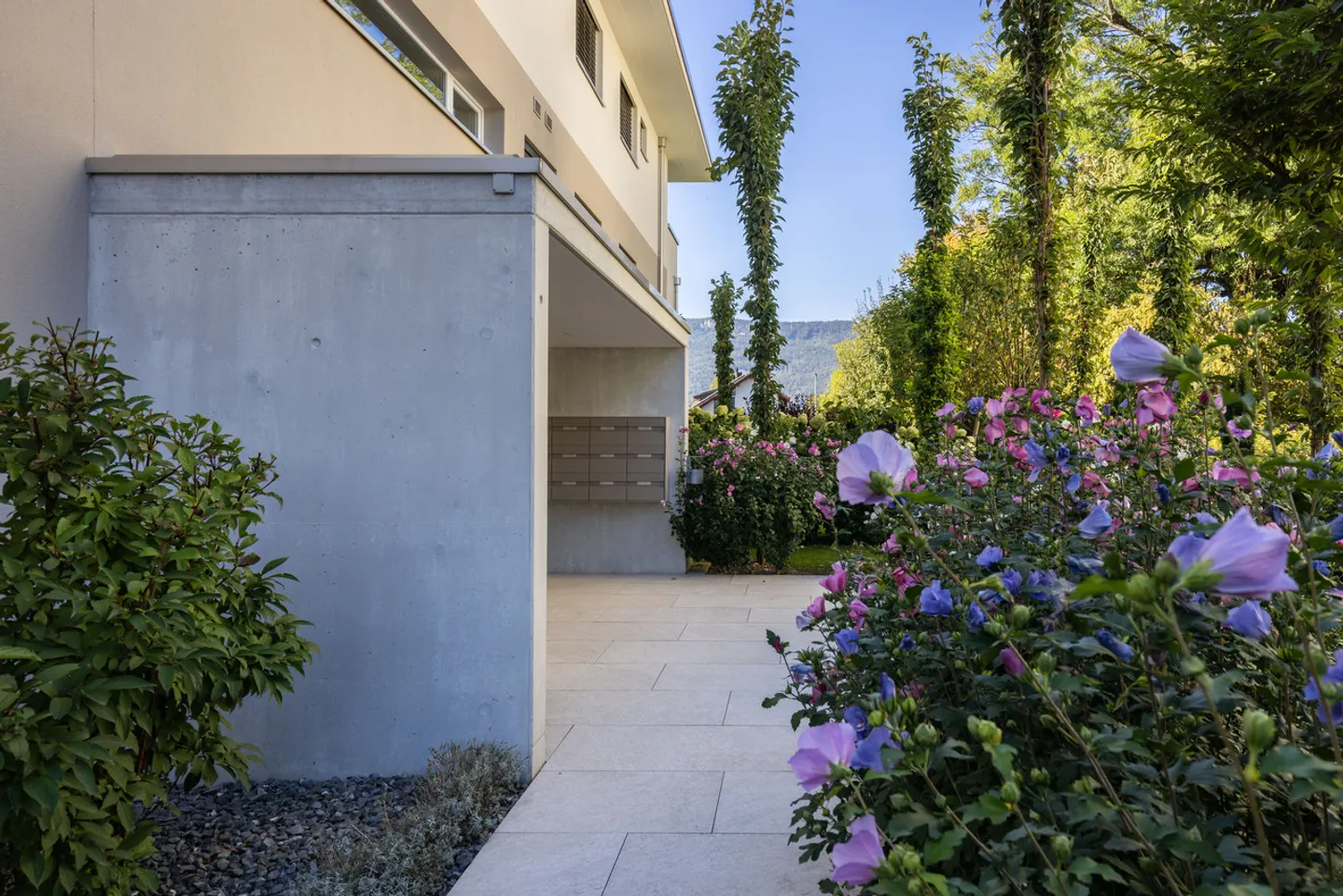 Appartement terrasse de 1,5 pièce, lumineux, moderne et de haute qualité, situé au calme au dernier étage, avec un jardin d'hiver de 9 m² offrant une vue dégagée à l'ouest (soleil du soir), 1 place de parking incluse et jardin commun avec protection visuelle complète - Photo 16 sur 98