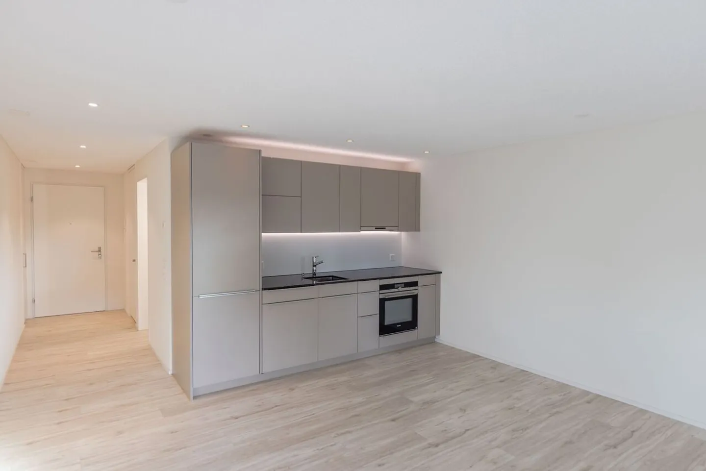 Appartement terrasse de 1,5 pièce, lumineux, moderne et de haute qualité, situé au calme au dernier étage, avec un jardin d'hiver de 9 m² offrant une vue dégagée à l'ouest (soleil du soir), 1 place de parking incluse et jardin commun avec protection visuelle complète - Photo 22 sur 98