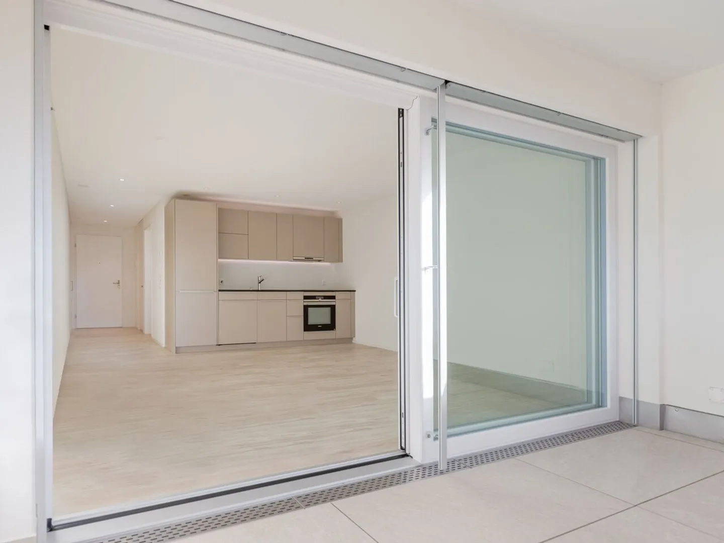 Appartement terrasse de 1,5 pièce, lumineux, moderne et de haute qualité, situé au calme au dernier étage, avec un jardin d'hiver de 9 m² offrant une vue dégagée à l'ouest (soleil du soir), 1 place de parking incluse et jardin commun avec protection visuelle complète - Photo 23 sur 98