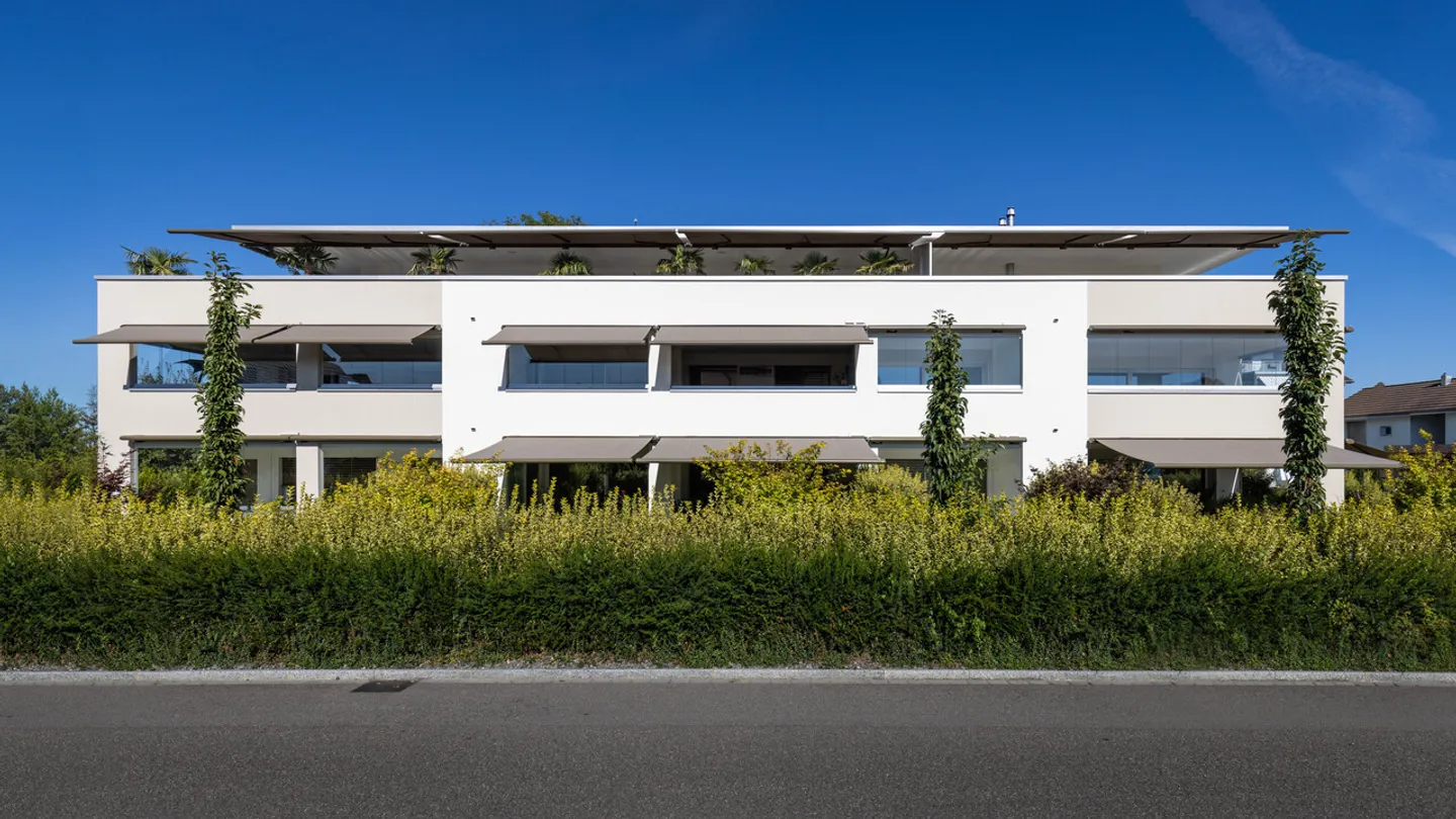 Appartement terrasse de 1,5 pièce, lumineux, moderne et de haute qualité, situé au calme au dernier étage, avec un jardin d'hiver de 9 m² offrant une vue dégagée à l'ouest (soleil du soir), 1 place de parking incluse et jardin commun avec protection visuelle complète - Photo 14 sur 98