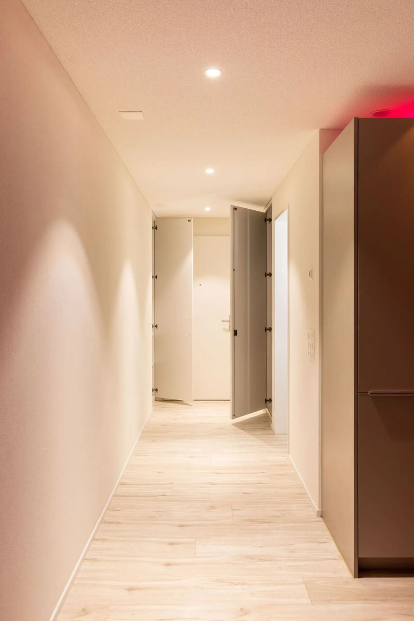 Appartement terrasse de 1,5 pièce, lumineux, moderne et de haute qualité, situé au calme au dernier étage, avec un jardin d'hiver de 9 m² offrant une vue dégagée à l'ouest (soleil du soir), 1 place de parking incluse et jardin commun avec protection visuelle complète - Photo 25 sur 98